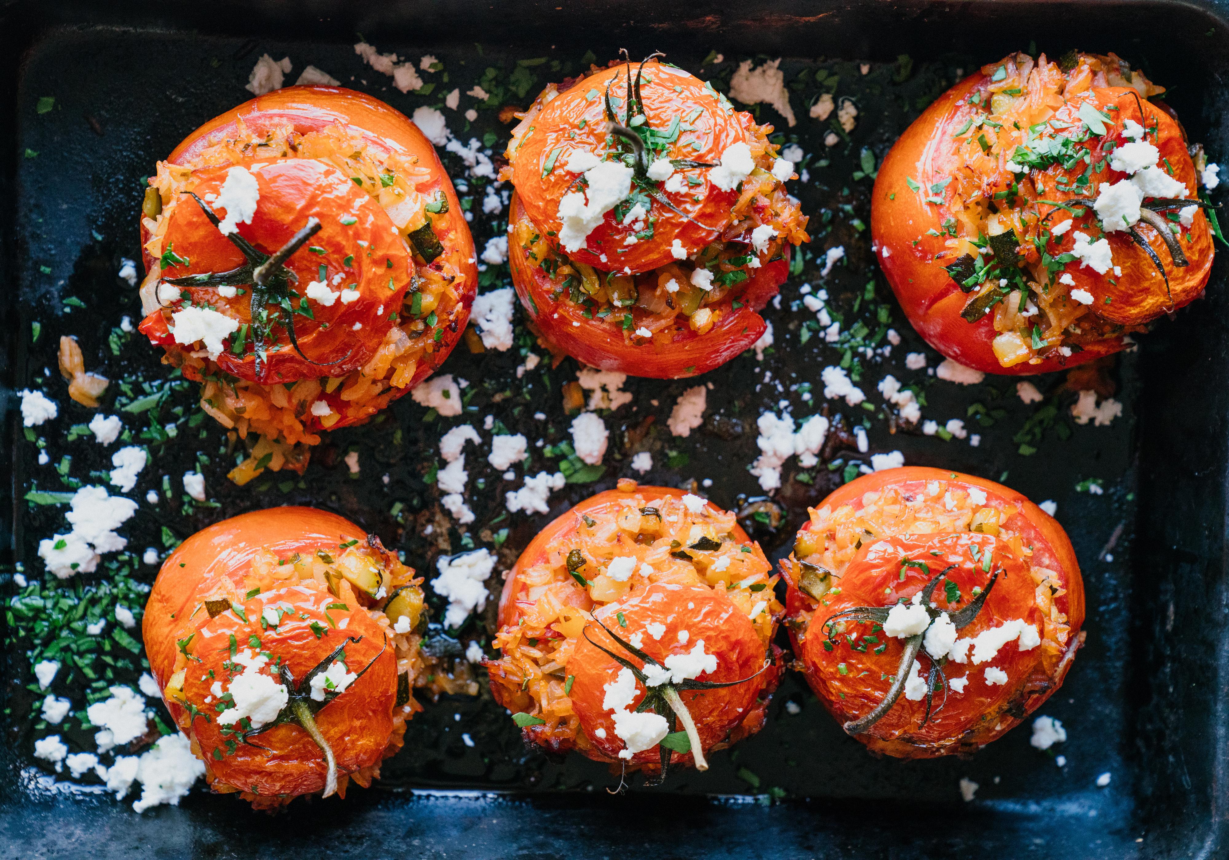 Bakte tomater fylt med ris og urter, er en deilig middag på sensommeren.