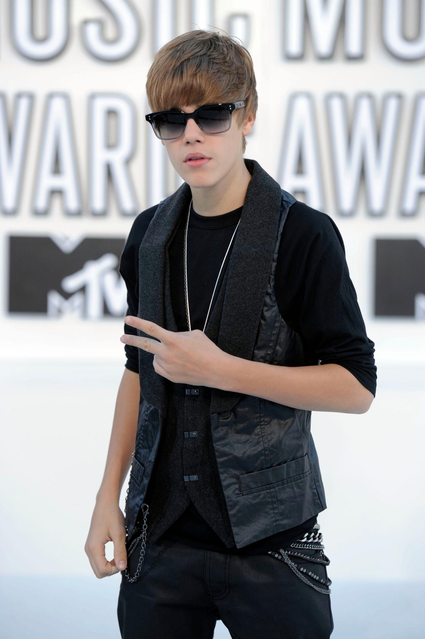 BLING: Bieber hadde ofte på seg heftig bling rundt halsen.
