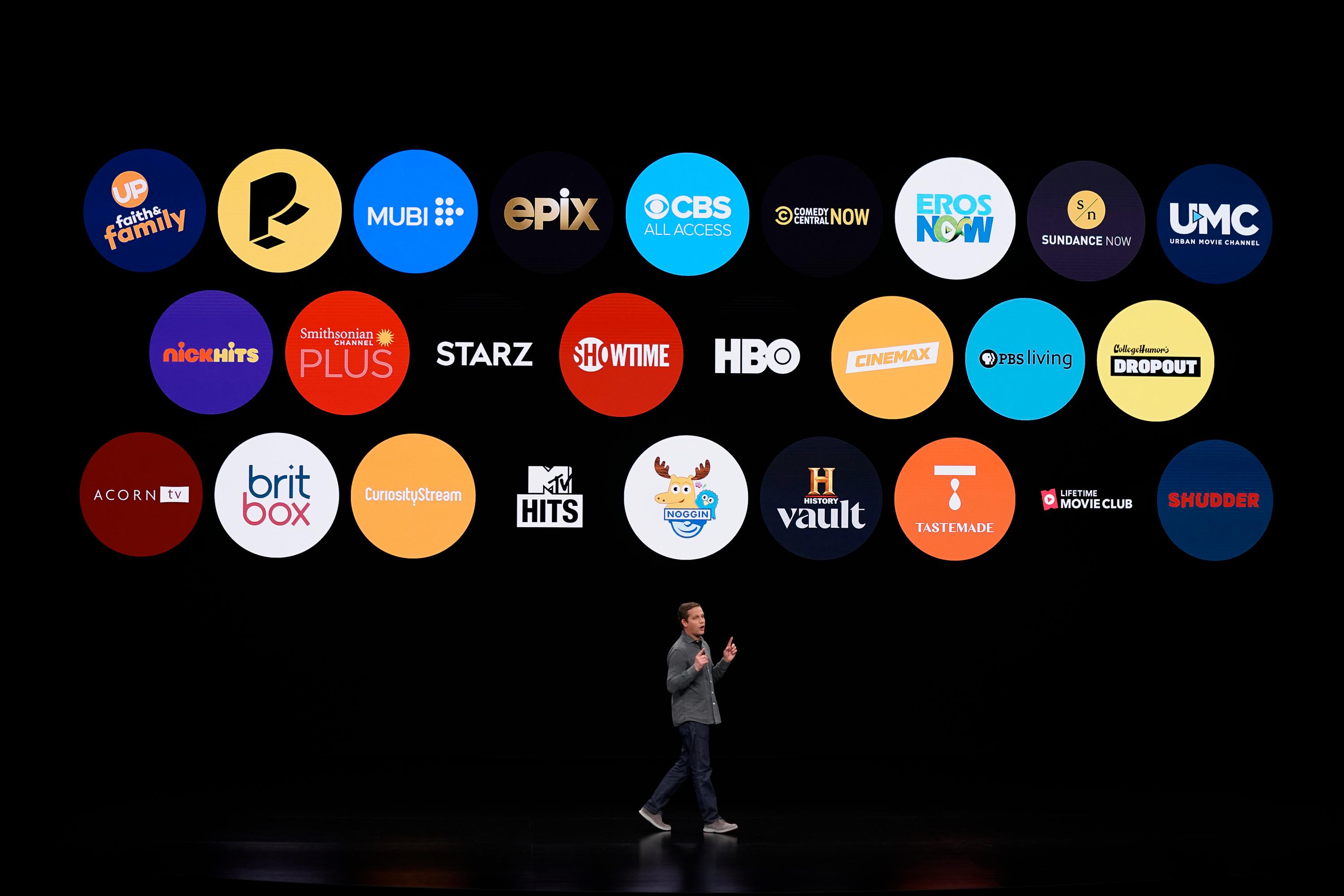 PRESENTASJON: Visepresident i Apple, Peter Stern, viser frem hvordan Apple TV Plus blir under Steve Jobs Theater i mars.