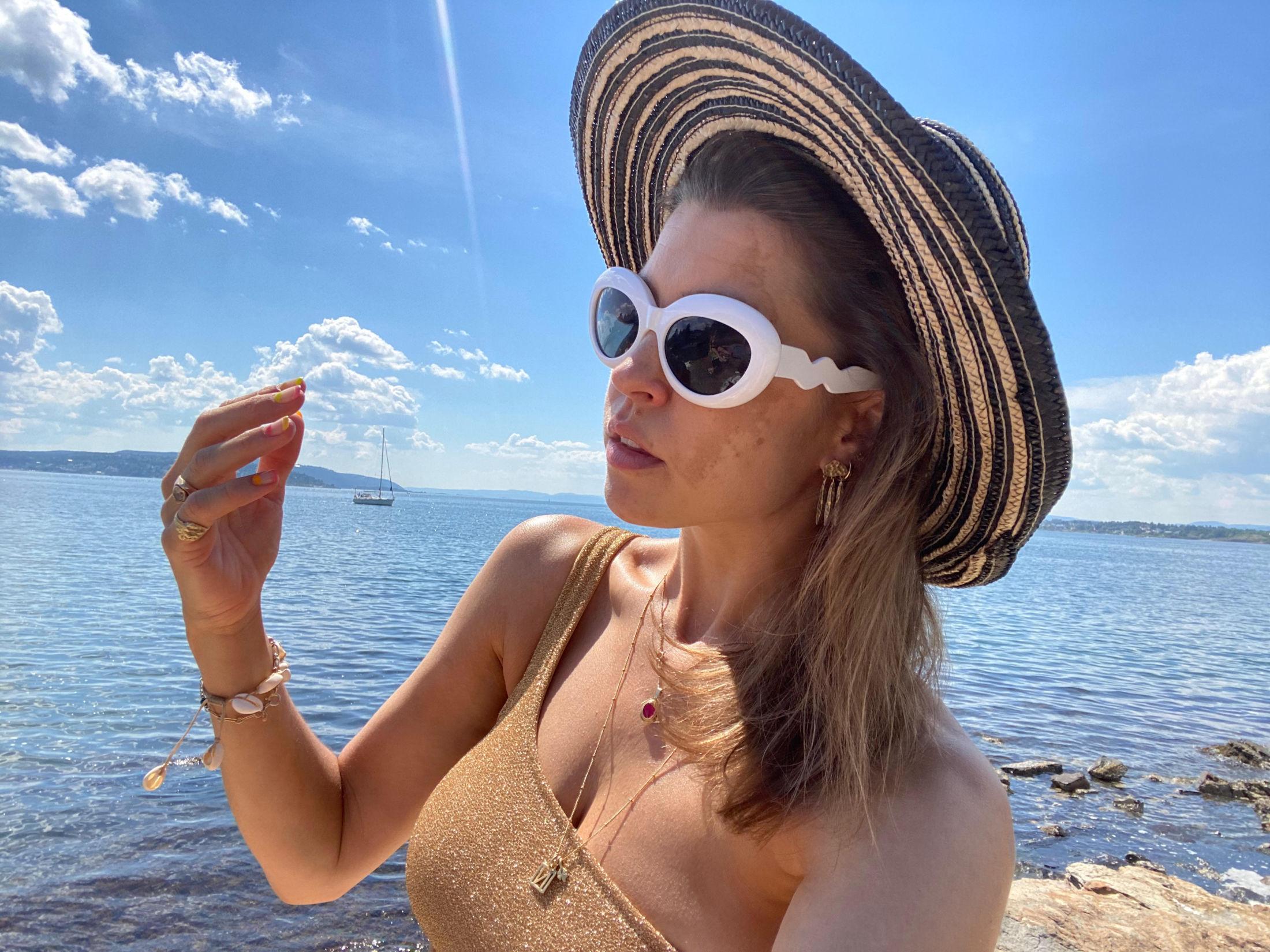 NATURLIG: Makeup artist Therese Aanonli gir sine beste tips til hvordan oppnå en naturlig sminkellok som ikke sklir ut i varmen. Alle foto: Privat