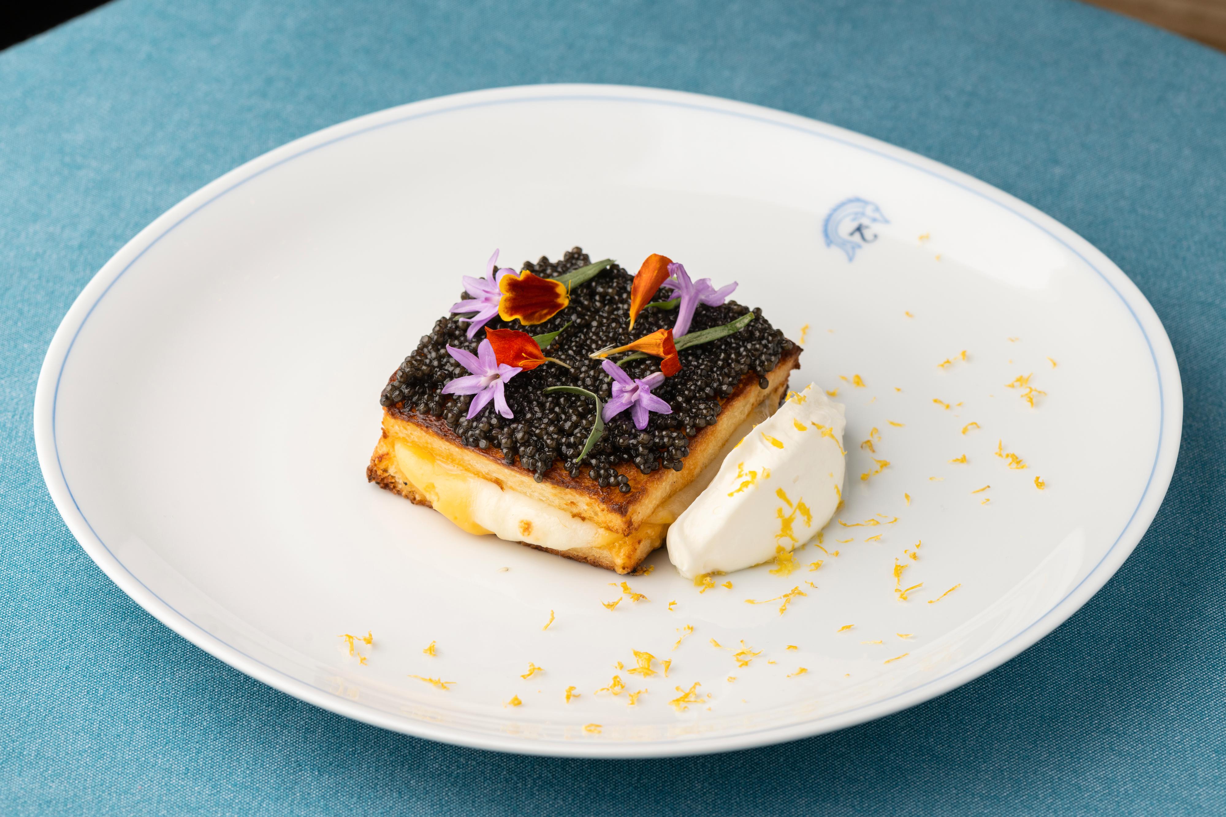 – I LA kom de opp med en typisk amerikansk «grilled cheese» med kaviar, som vi aldri ville kommet på her – og det var så godt, sier Anoushka. Nå finnes den på menyen i Paris også. 