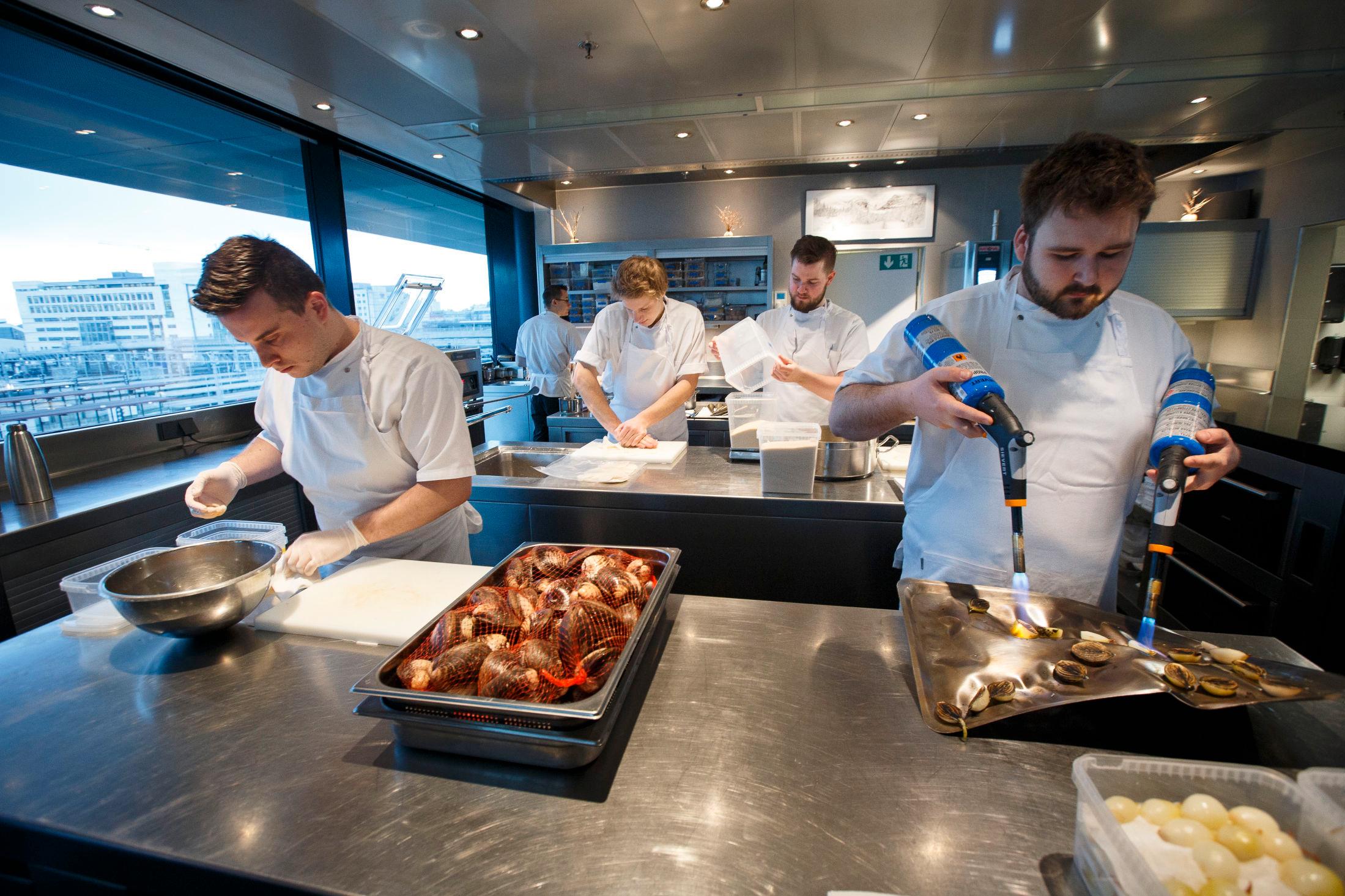 TOPPSJIKTET: Maaemo i Oslo er Norges eneste restaurant med tre Michelin-stjerner. I den fjerde utgaven av Nordic White Guide havnet de på en fjerdeplass.