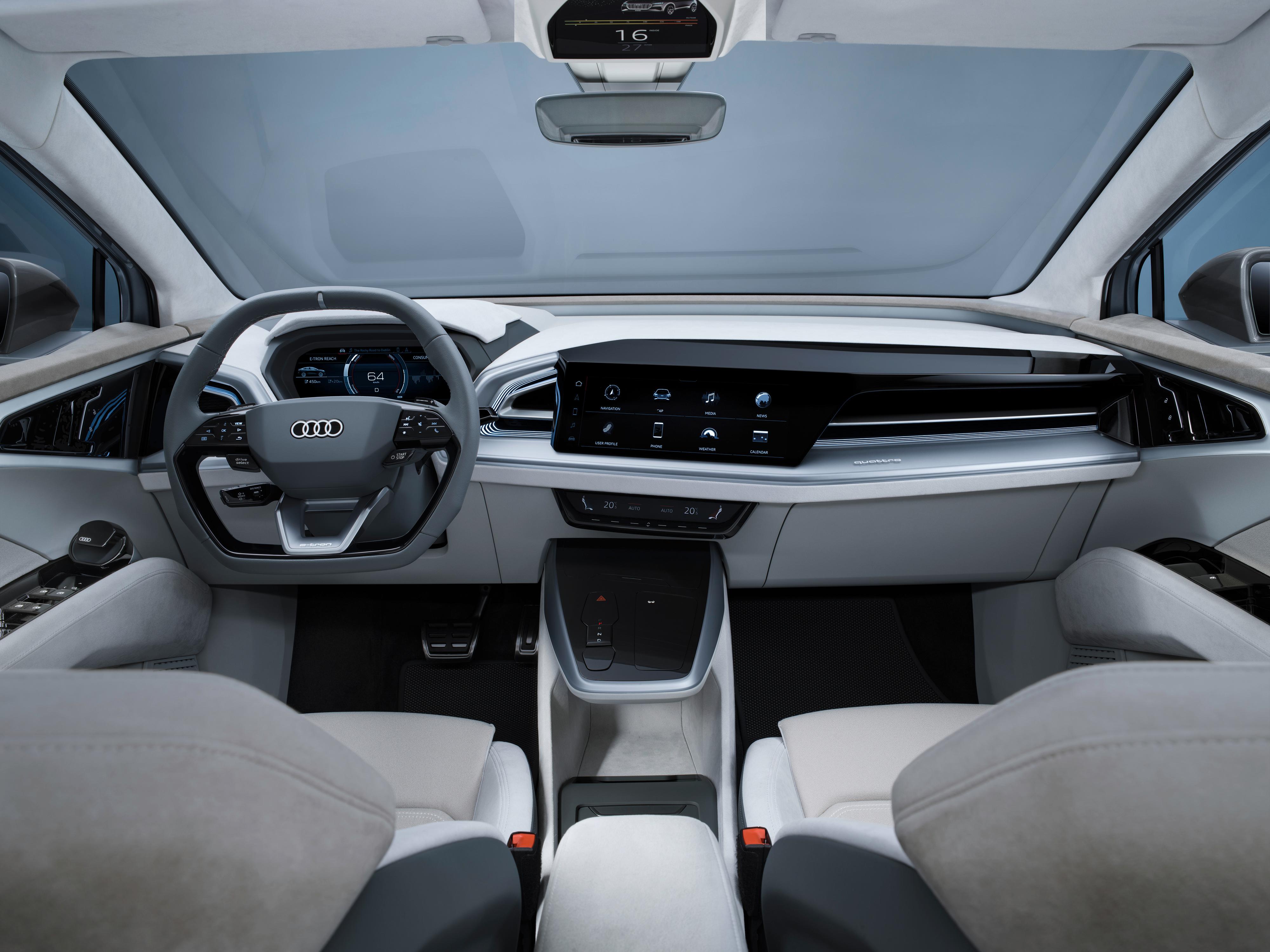 Audi peker naturligvis på bærekraft når de omtaler interiøret i Q4 e-tron. Gulvene skal være dekket i resirkulerte materialer, mens setene er trukket i alcantara. Skjermen i midtkonsollen måler for øvrig 12,3 tommer. 