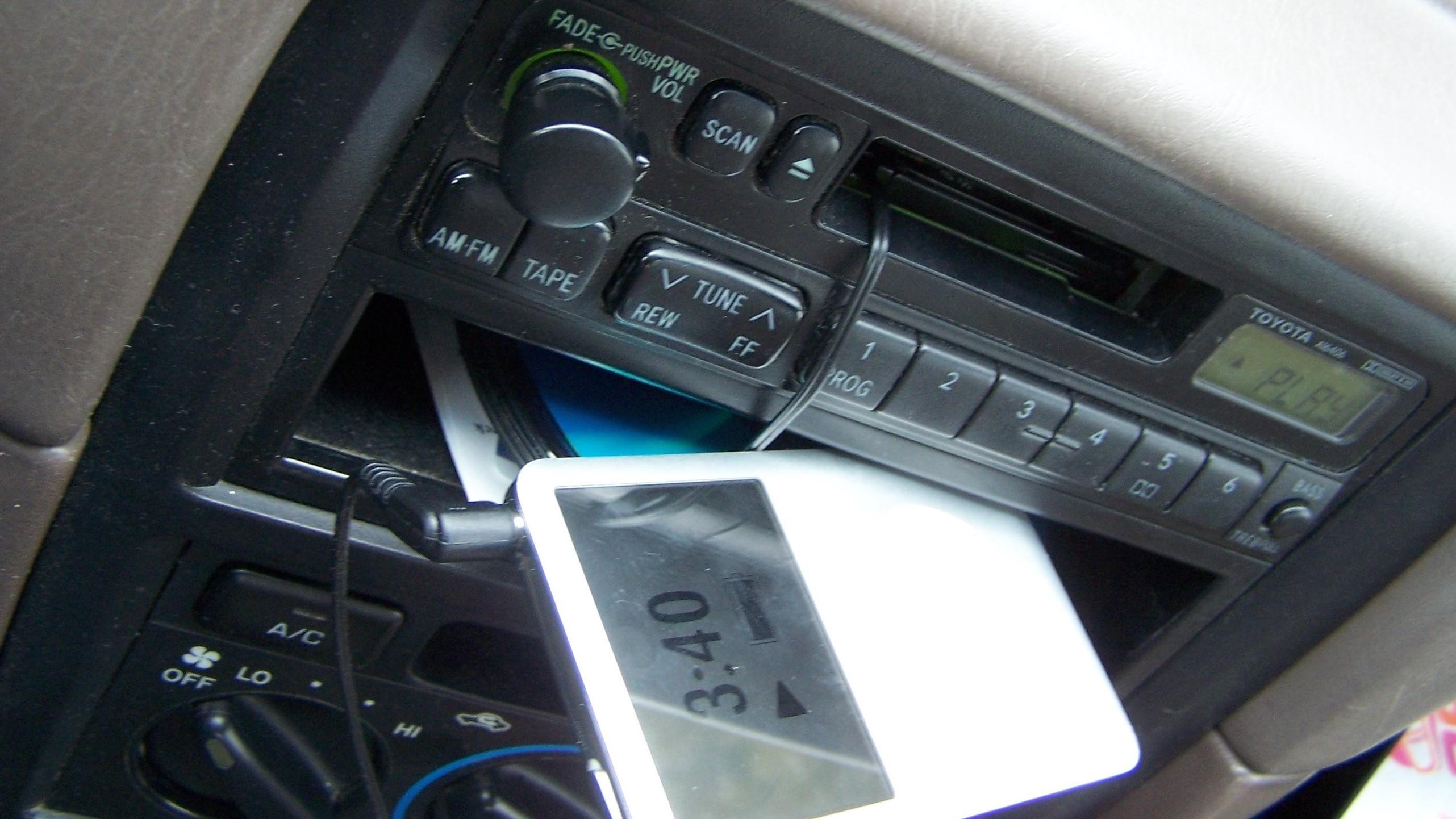 Fortvil ikke om bilen din har en kassettspiller. Her ser du en adapter koblet til en MP3-spiller.