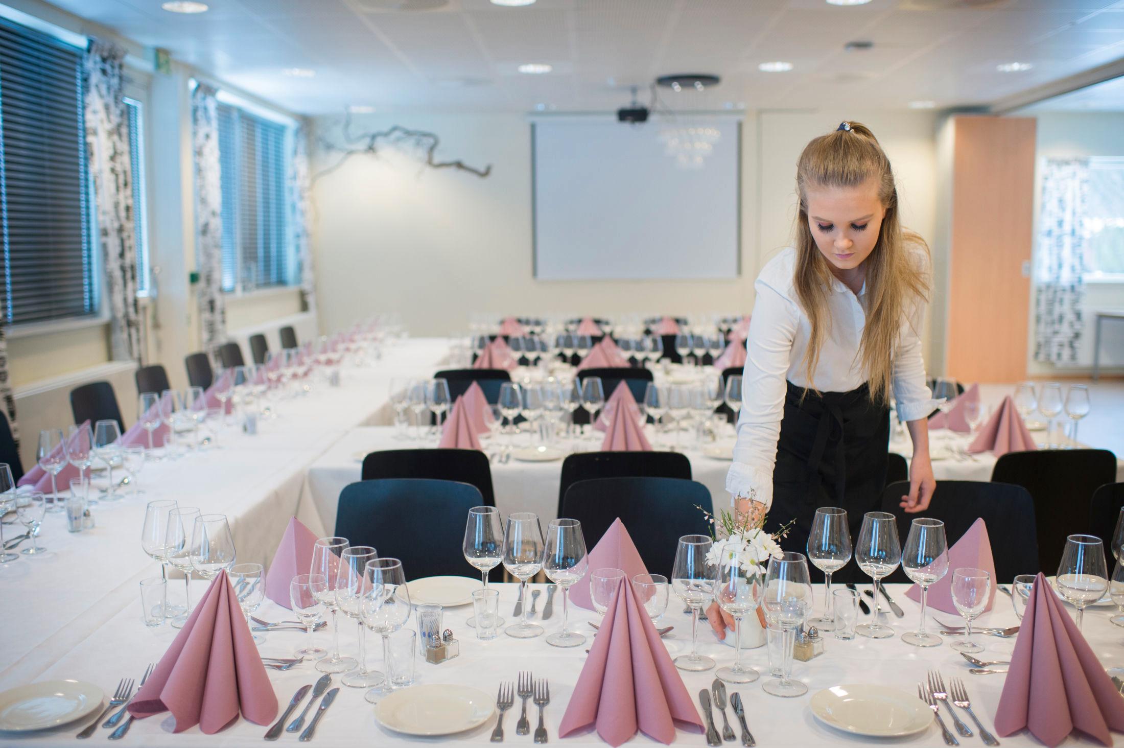 PYNTEANSVARLIG: Som servitør har Amalie Linnes ansvaret for bordet og pynten også.