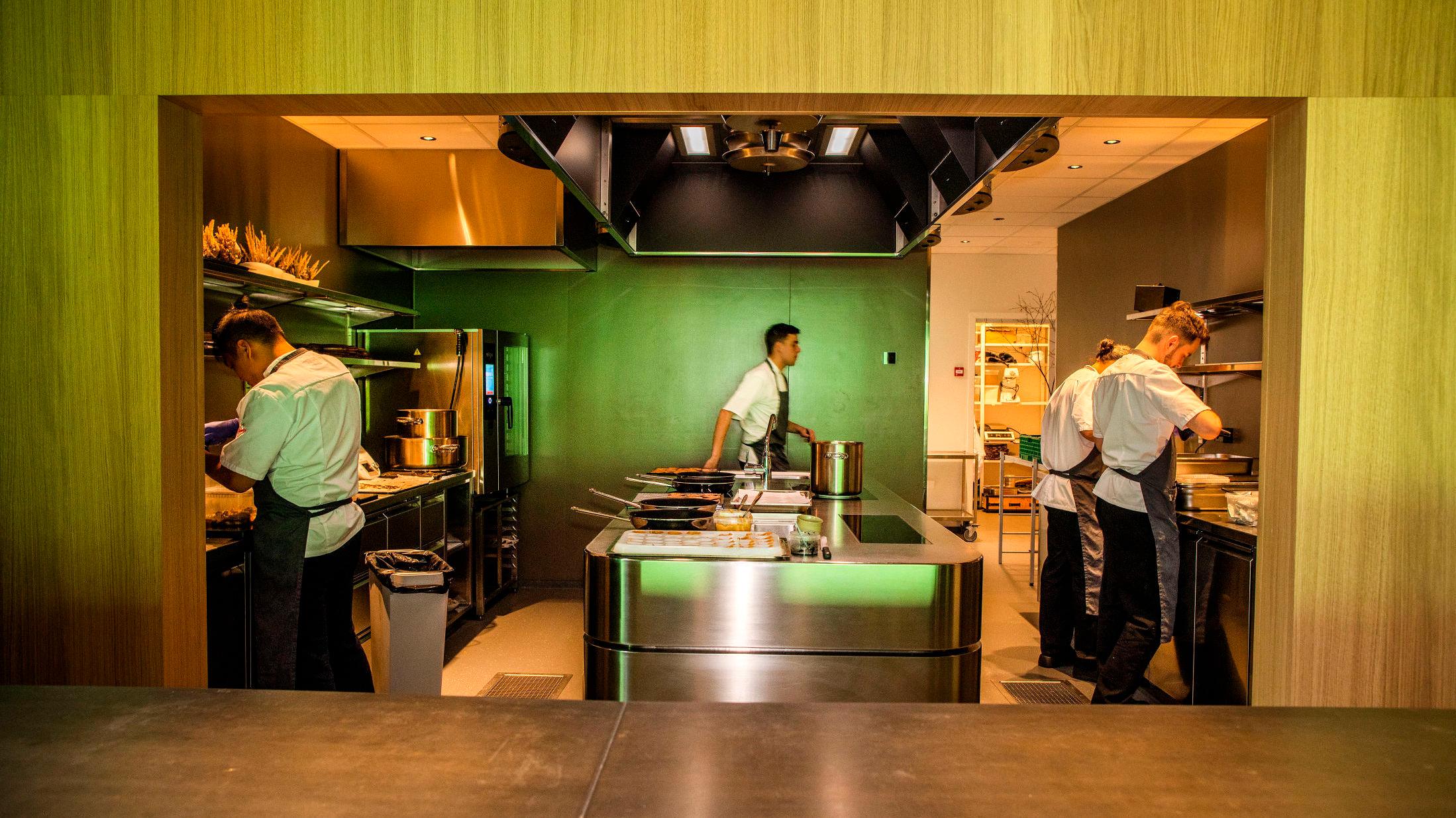 STORE AMBISJONER: På Restaurant Under siktes det høyt på kjøkkenet. Foto: Tomm W. Christiansen/VG