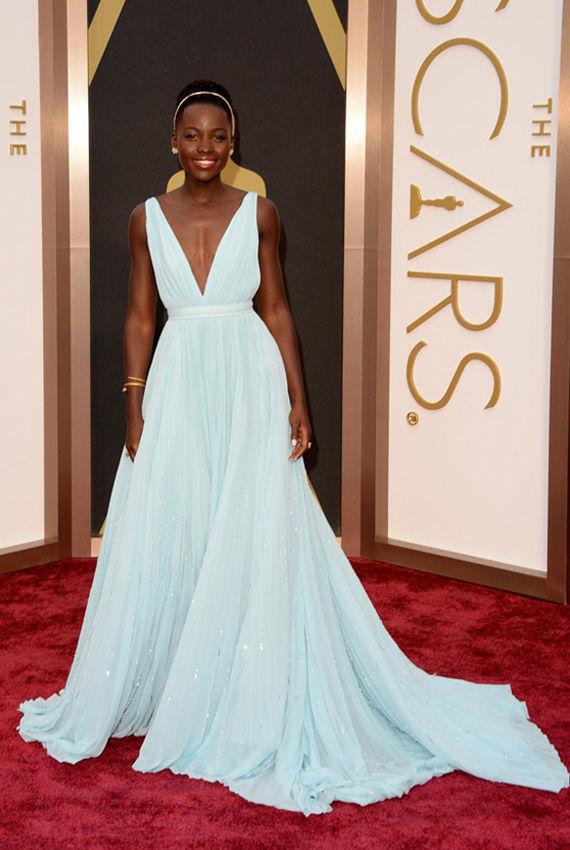 GUDINNE: Lupita Nyong'o gikk opp Oscar-løperen iført en lyseblå kjole signert Prada. Stilikonet toppet den nydelige kreasjonen med enkelt tilbehør i gull. Nyong'o vant Oscar for beste kvinnelige birolle for sin innsats i filmen «12 Years a Slave»  Foto: NTB Scanpix