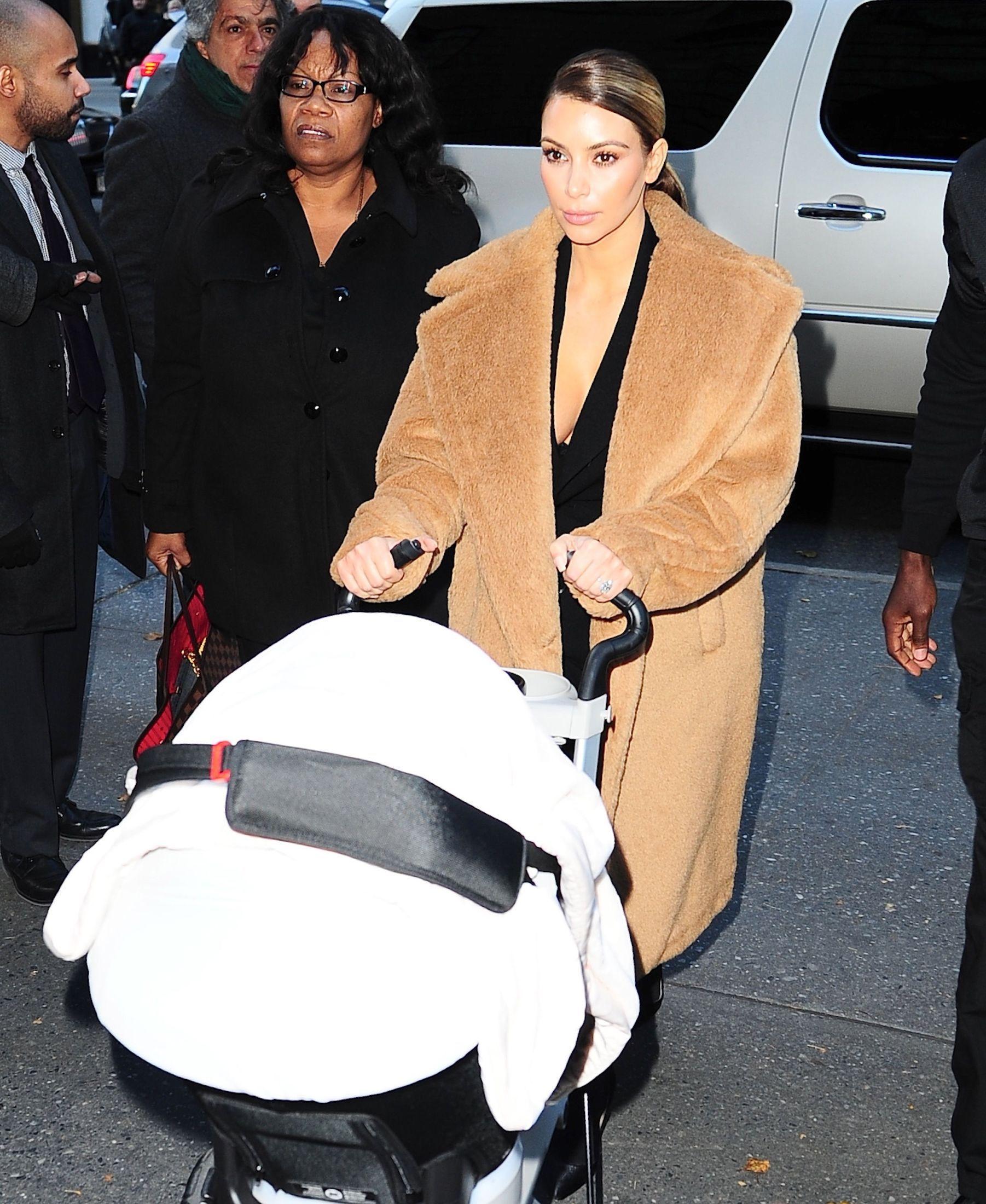 OVERSIZED: Teddy-kåpen skal være litt stor og gjerne ha en maskulin krage, slik som Kim Kardashian sin. Foto: Getty Images