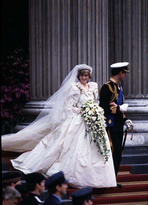 DRØMMEPRINSESSE: Dianas kjole hadde alt en 80-tallskjole kan drømme om; puffermer, rysjer, voluminøst skjørt og langt slep. Foto: NTB scanpix