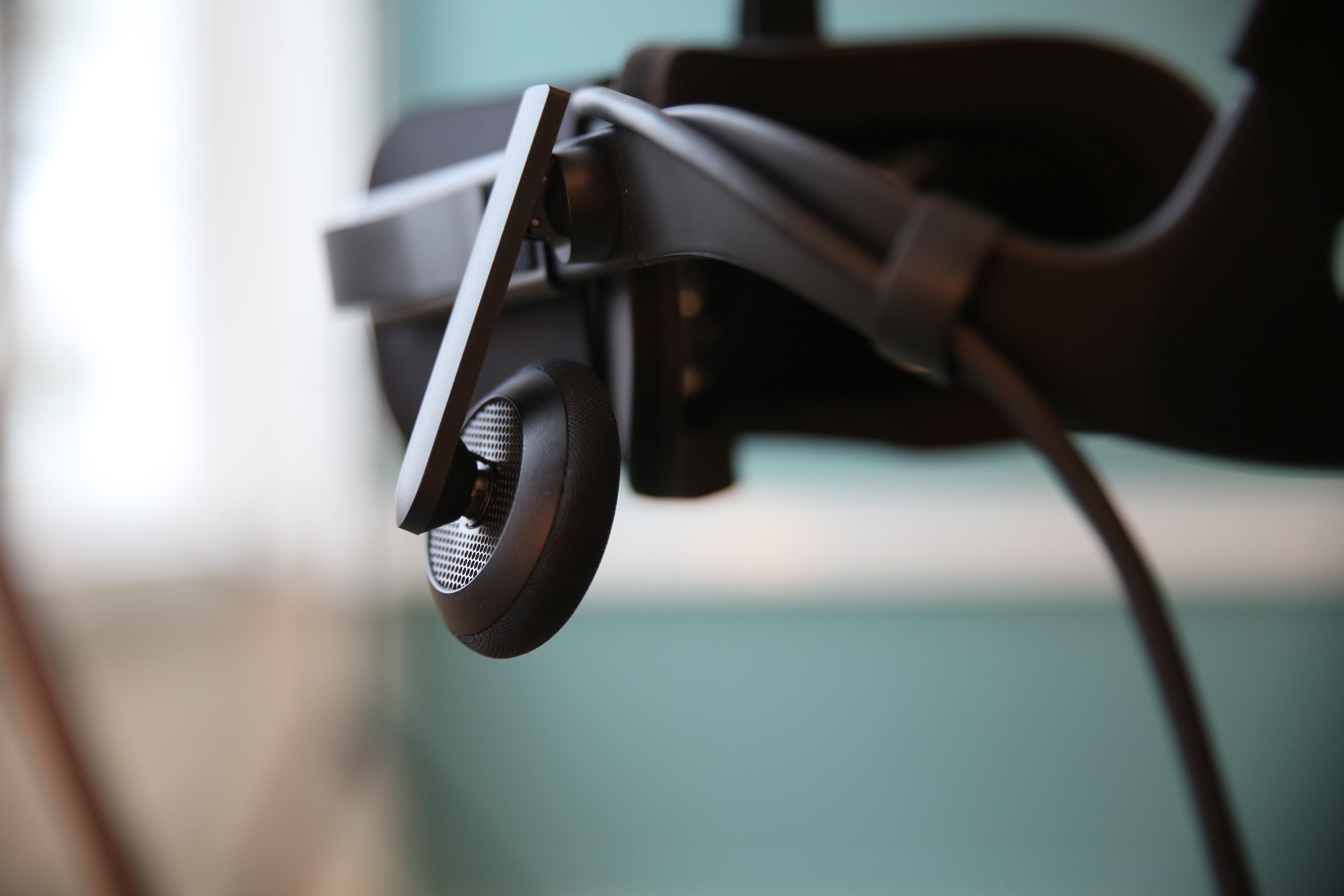 Med Rift får du hodetelefoner bygget inn. Lyden er helt ålreit, og fungerer godt til VR-opplevelser.