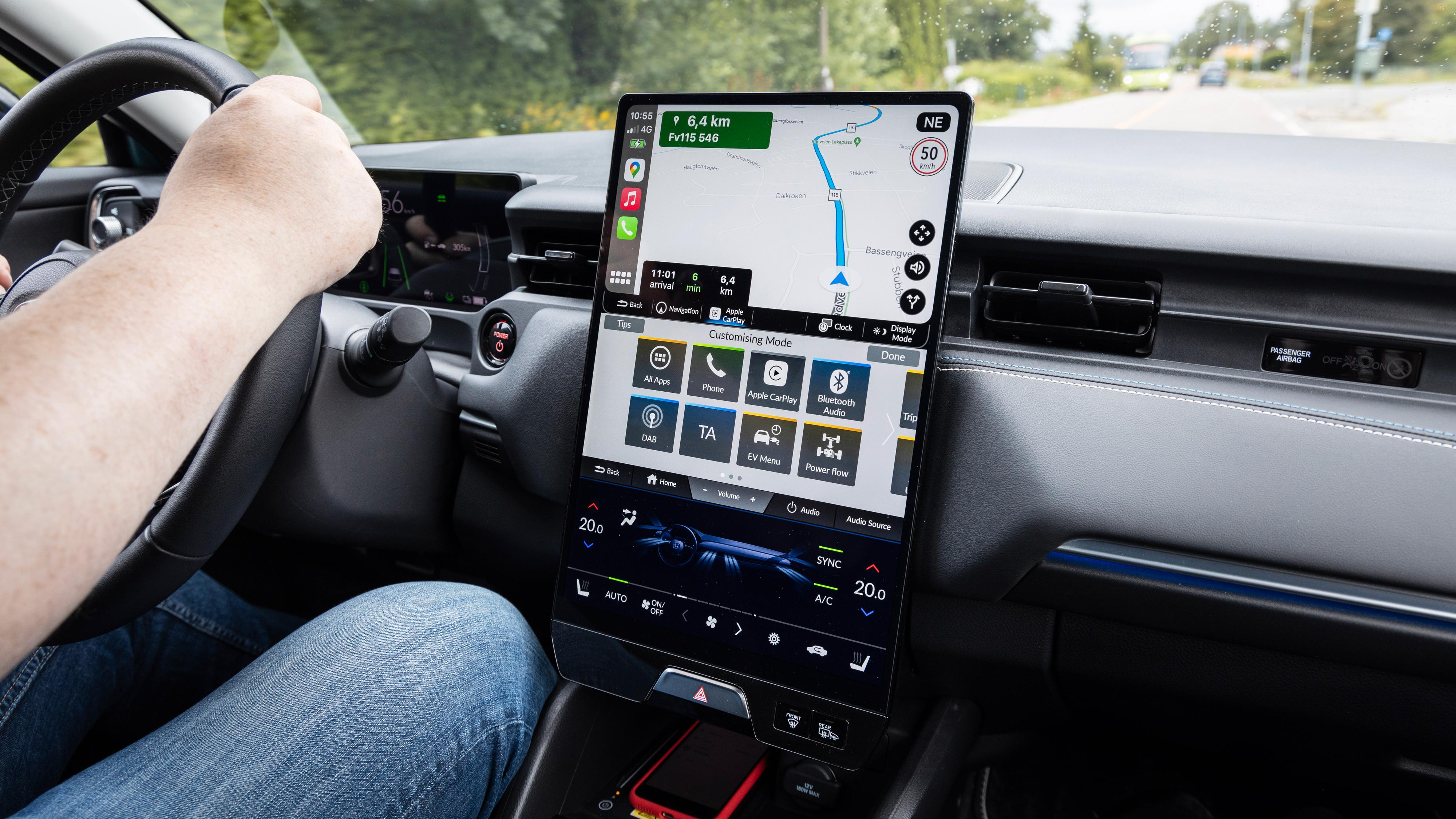 Den litt Ford-aktige infotainmentskjermen er delt i tre - og gir deg både Carplay/navigasjon, bilens egne apper og klimaanlegget på skjermen samtidig. 