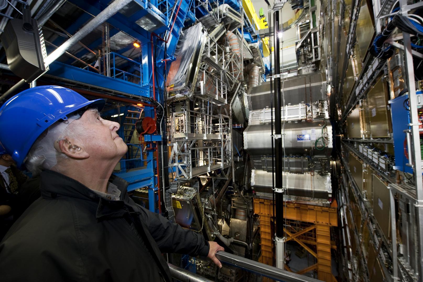 Peter Higgs, mannen som først teoriserte Higgs-bosonet, beskuer Atlas, ett av eksperimentene som fant bosonet. Foto: Cern