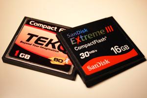 Minnekort kommer i forskjellige størrelser og klasser; her to CF-kort på henholdsvis 1 GB og 16 GB.