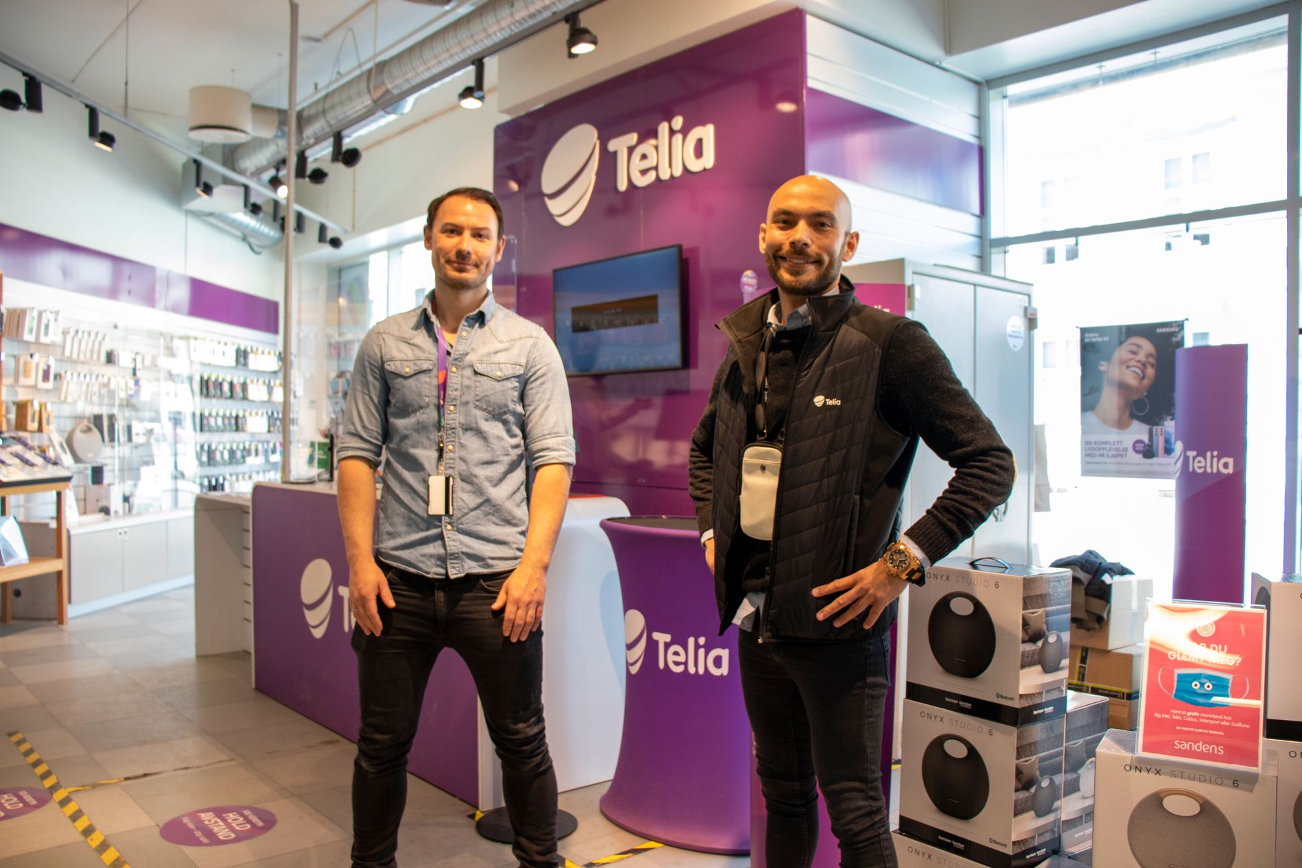 Stian Haug og Ronny Myrene på plass foran Telia-butikken på Sandens. Telia har butikker både på Sandens og på Sørlandssenteret. 