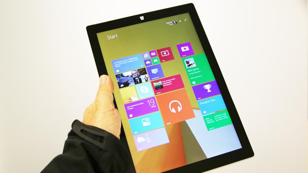 Du kan bruke Surface Pro 3 som et fingerbetjent nettbrett uten tastatur. Men Microsoft har ennå en vei å gå før de har skapt et virkelig fingervennlig brukergrensesnitt. Godt at det følger med en penn, så du kan få fullt utbytte også av skrivebordsapplikasjonene.Foto: Espen Irwing Swang, Tek.no