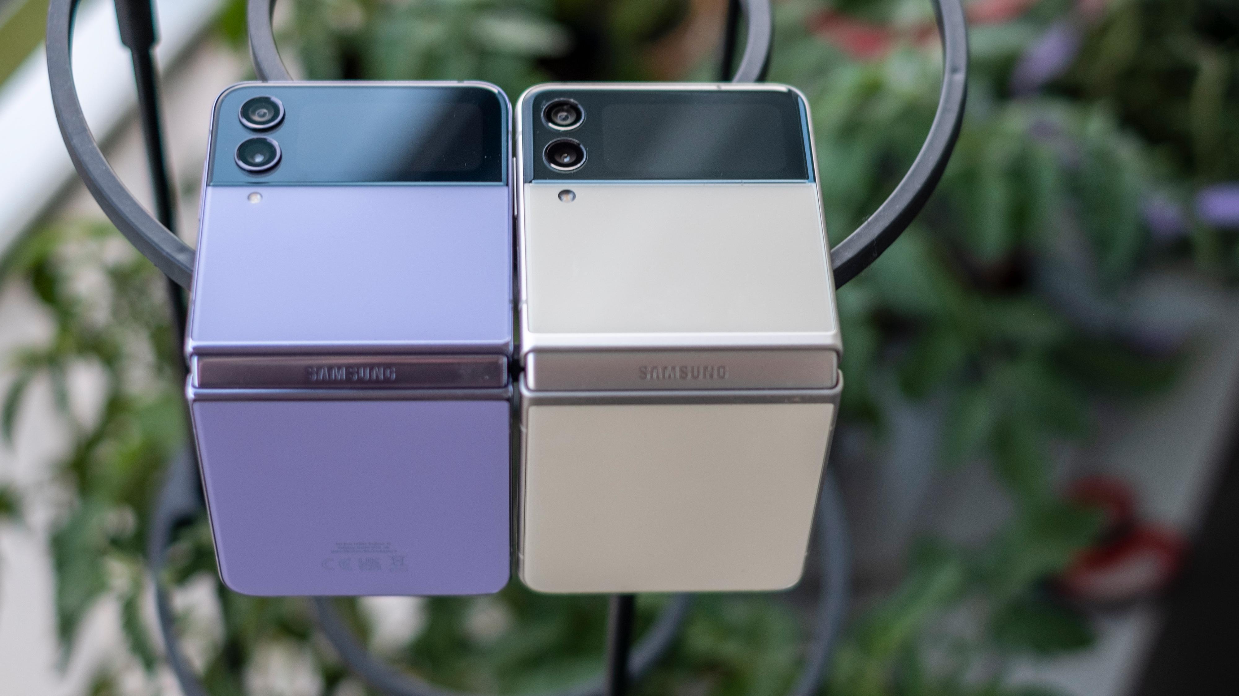 Galaxy Z Flip 4 til venstre og Galaxy Z Flip 3 til høyre. Ser du forskjellen?