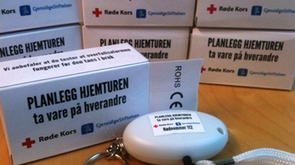 Røde kors har delt ut 10 000 overfallsalarmer i Oslo. Likevel mener organisasjonen at det viktigste arbeidet som gjøres er det holdningsskapende.