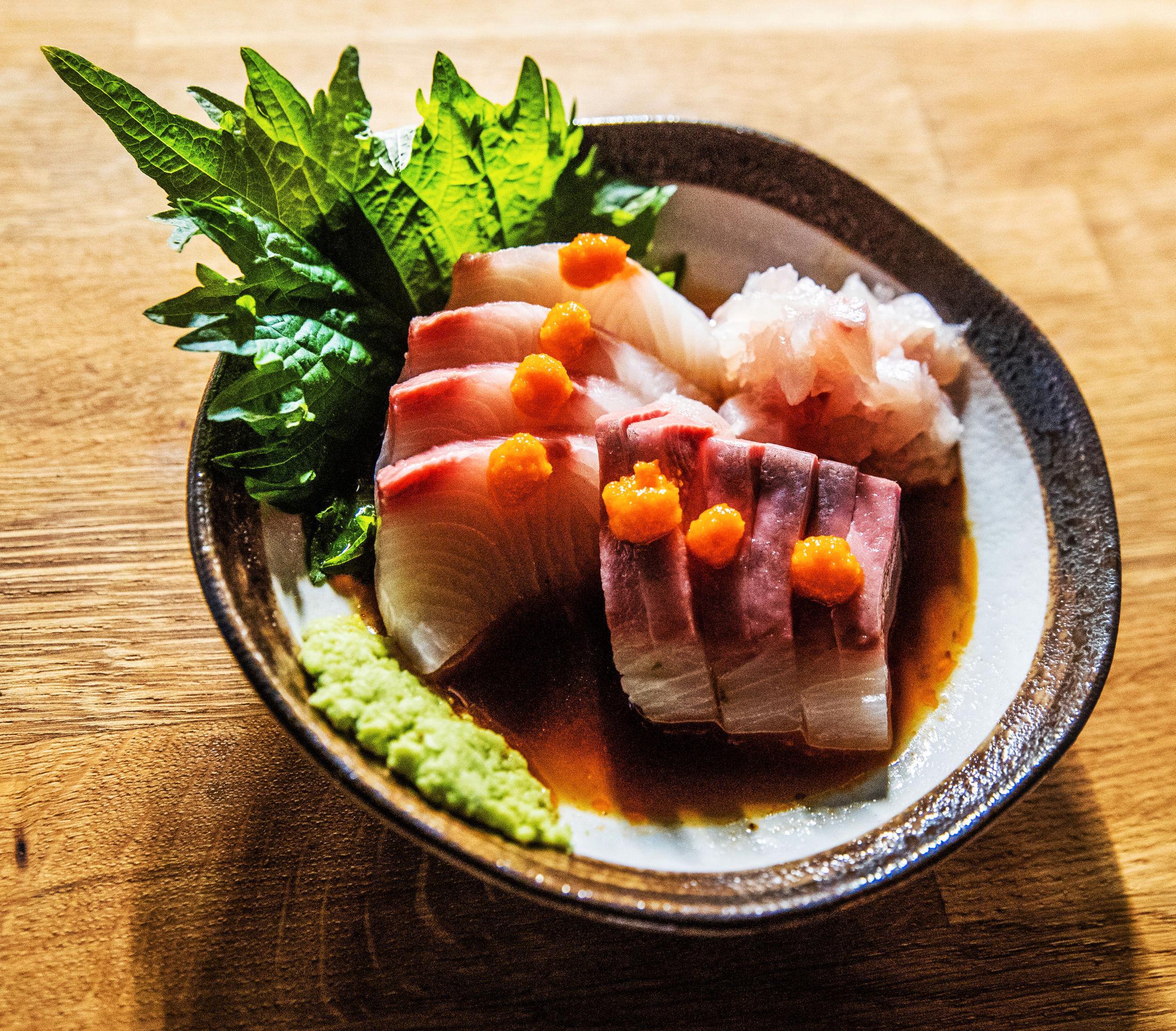 HAMACHI SASHIMI: Sashimien kom med chili, blandet med appelsinskall. Dette satte både spiss og sødme på den pepperaktige makrellsmaken. Foto: Frode Hansen