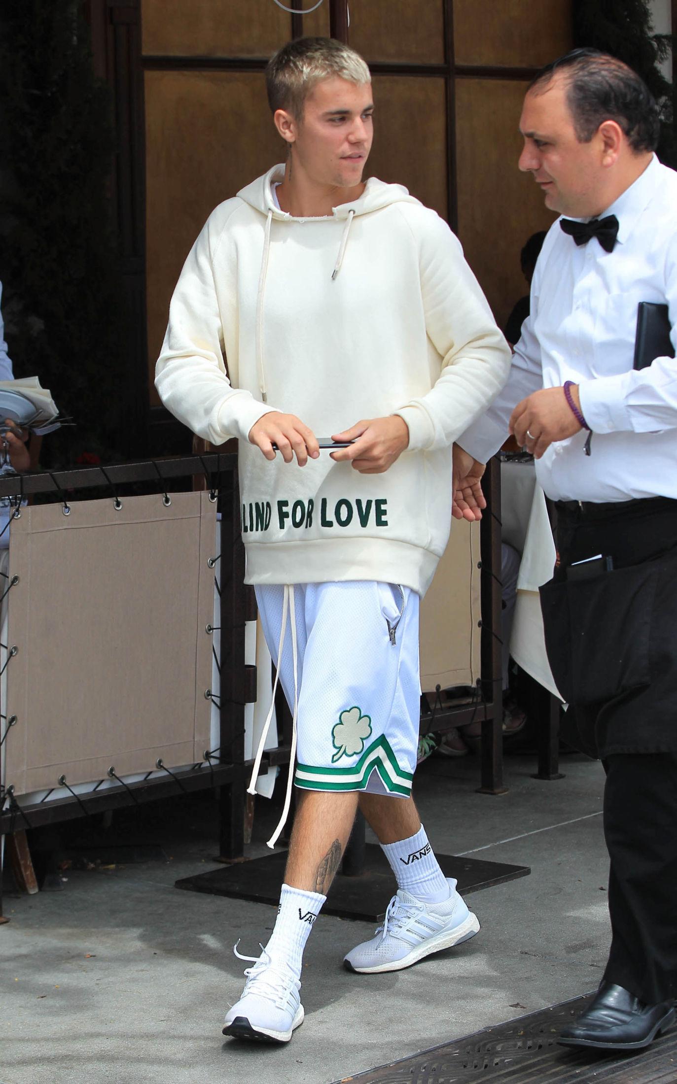 TENNISSOKKER: Bieber har ofte på seg tennissokker i forskjellige farger.