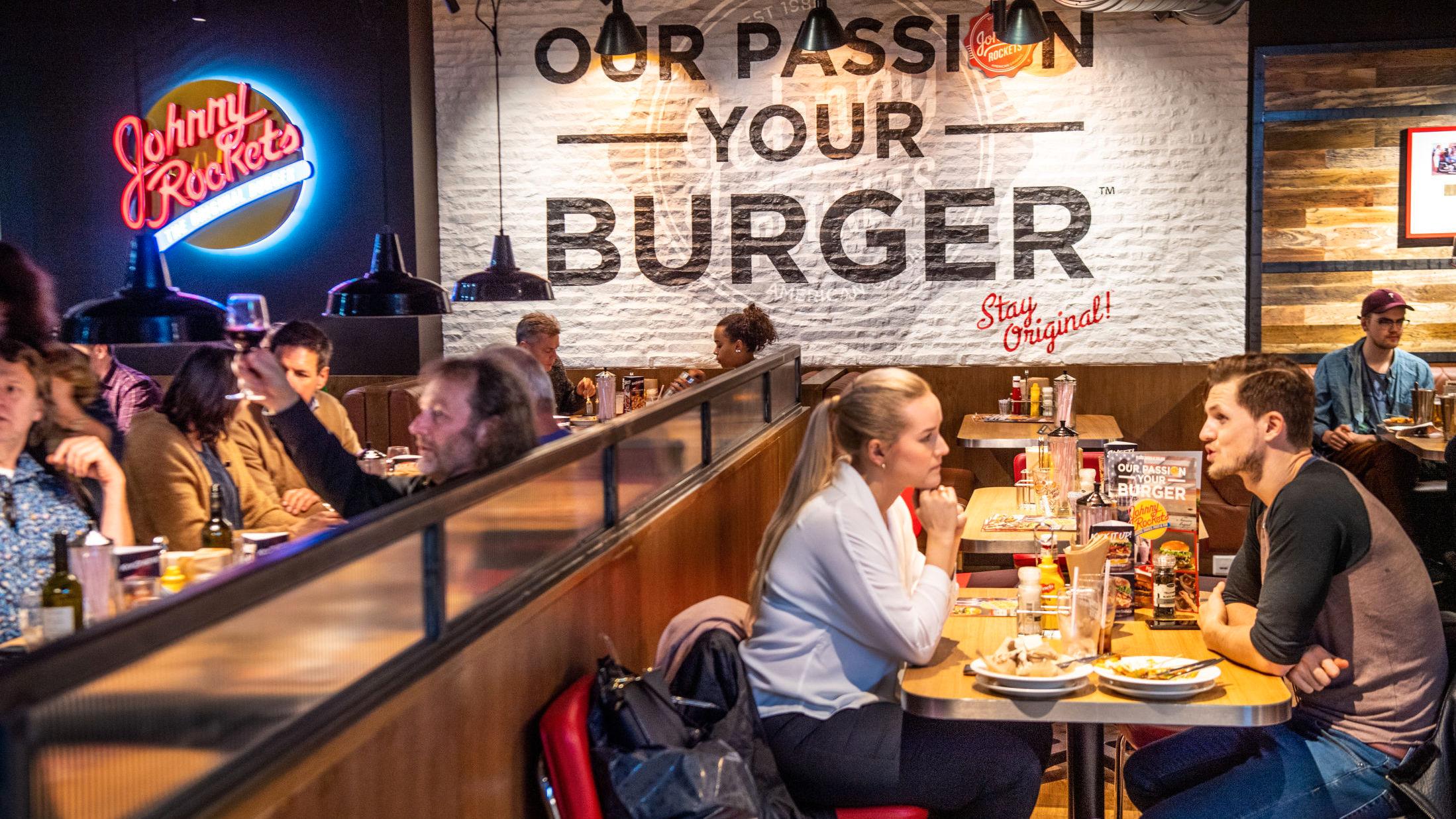 TERNINGKAST 4: Dersom du synes Illegal Burger er for kult, og Kverneriet for fint, er Johnny Rockets perfekt for deg, skriver VGs restaurantanmelder. Foto: Helge Mikalsen/VG