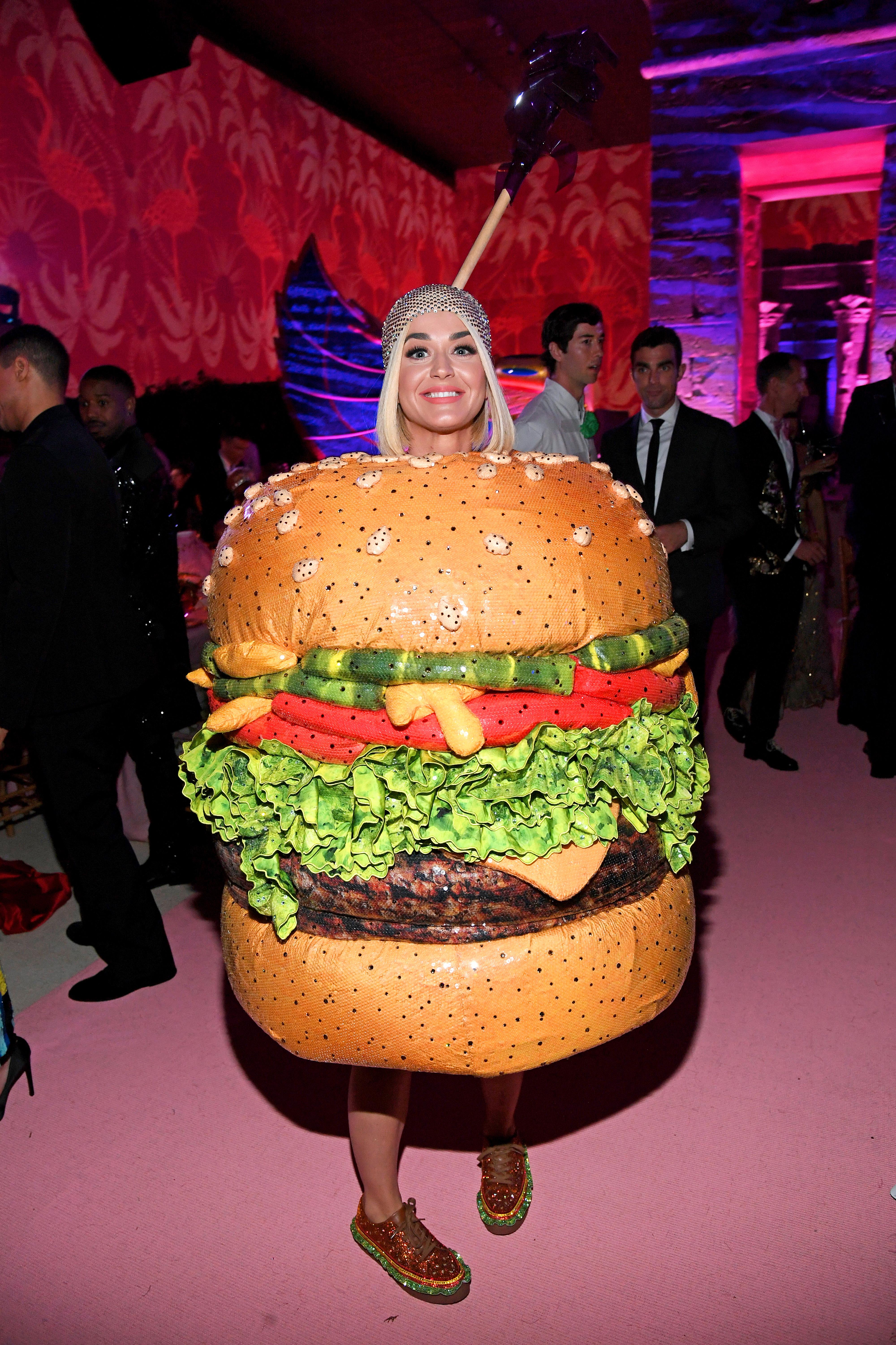 DESIGNER IKKE IMPONERT: Tom Ford mener at hamburger-antrekk ikke har noe med Met-gallaen å gjøre. 