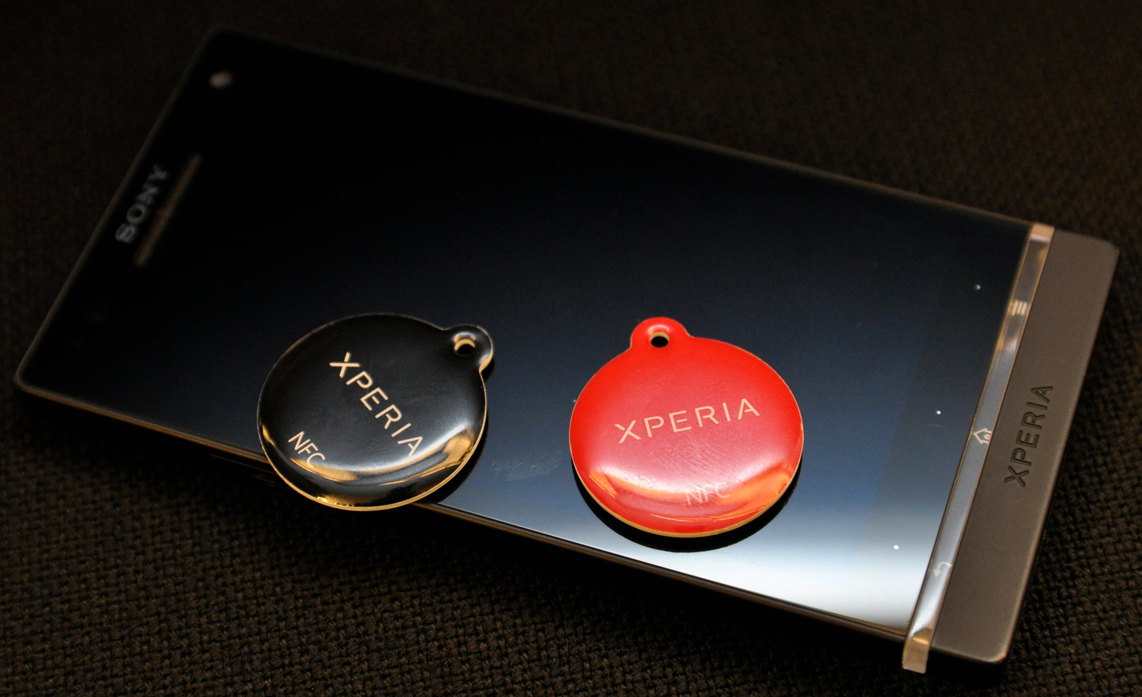 Sony leverer såkalte Smart Tags med mobilene som har NFC-støtte. Når du holder mobilen inntil en av disse kan den for eksempel skru av ringelyden og aktivere en alarm, uten at du trenger å bla gjennom menyene hver gang.Foto: Finn Jarle Kvalheim, Amobil.no