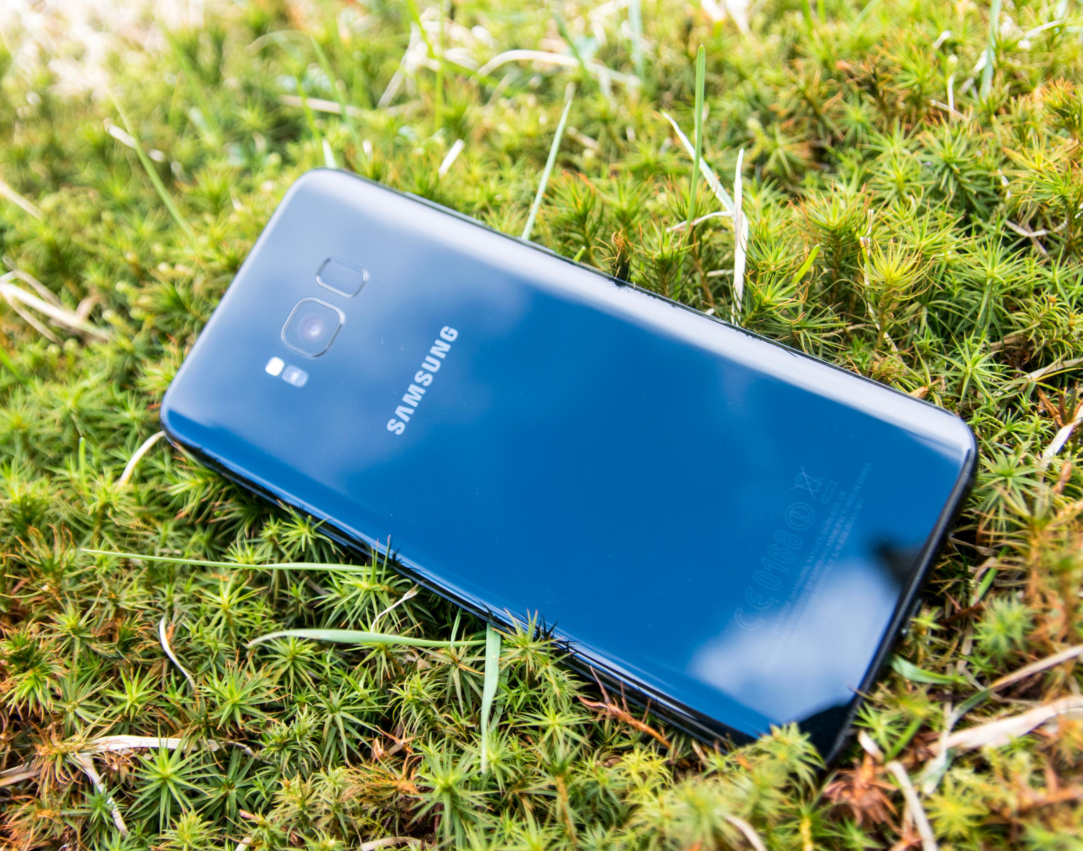 Baksiden av telefonen likner mye på den du kanskje kjenner fra Galaxy S7. Unntaket er fingersensoren ved siden av kameraet. Det er en litt uheldig plassering.