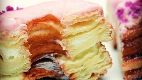 Superkombo: Klart det blir godt når sprø flakete croissant mikses med søt frityrstekt donut, fylles med krem og toppes med glasur. Og ja, den rulles i sukker også!
