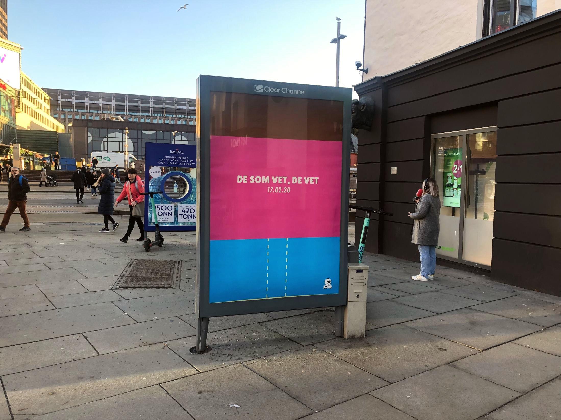 KRYPTISK: Diplom-Is har hengt opp reklameplakater som hinter til at Kræsj pink er tilbake. Her fra foran Jernbanetorget i Oslo. Foto: Ingeborg Aspeli