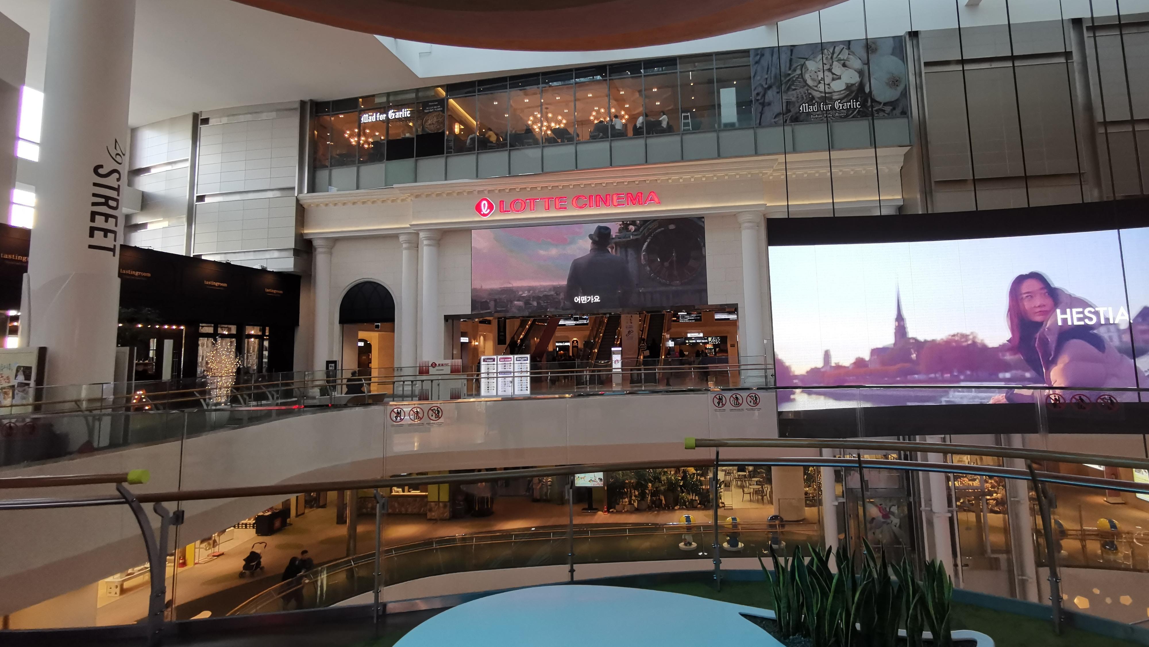 Lotte-kinoen ligger i enden av kjøpesenteret med samme navn.