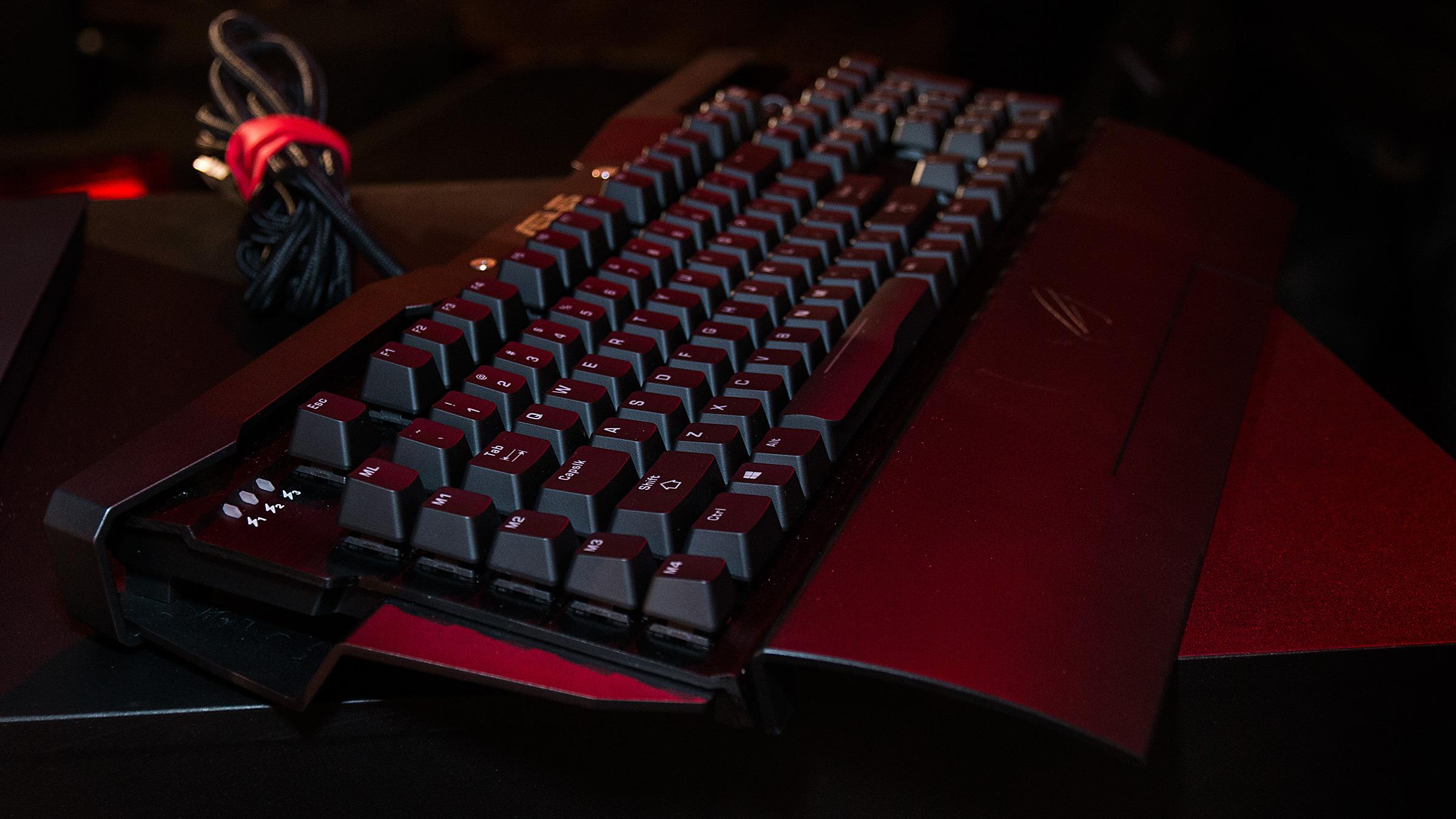 Asus ROG GK2000 har rød bakgrunnbelysning, og mekaniske Cherry MX Red-brytere.Foto: Varg Aamo, Hardware.no