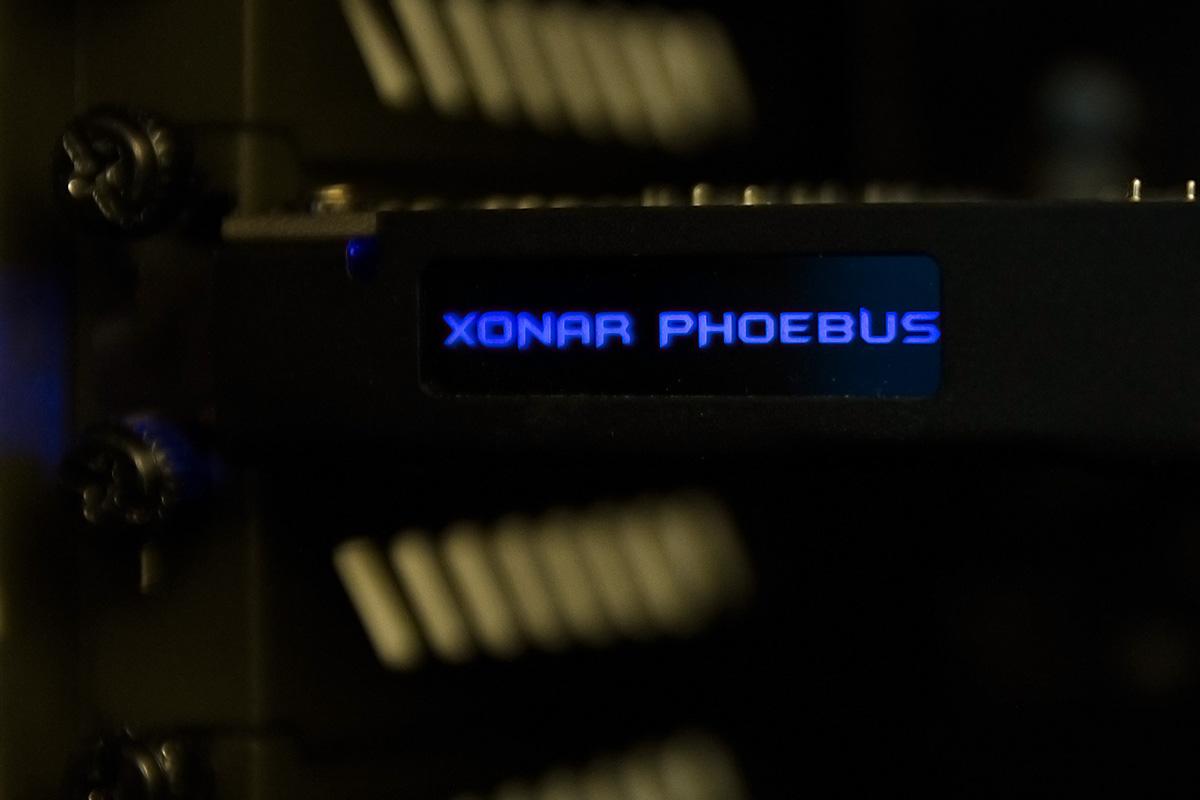 Xonar Phoebus-merket lyser selvfølgelig opp inni kabinettet.Foto: Varg Aamo, hardware.no