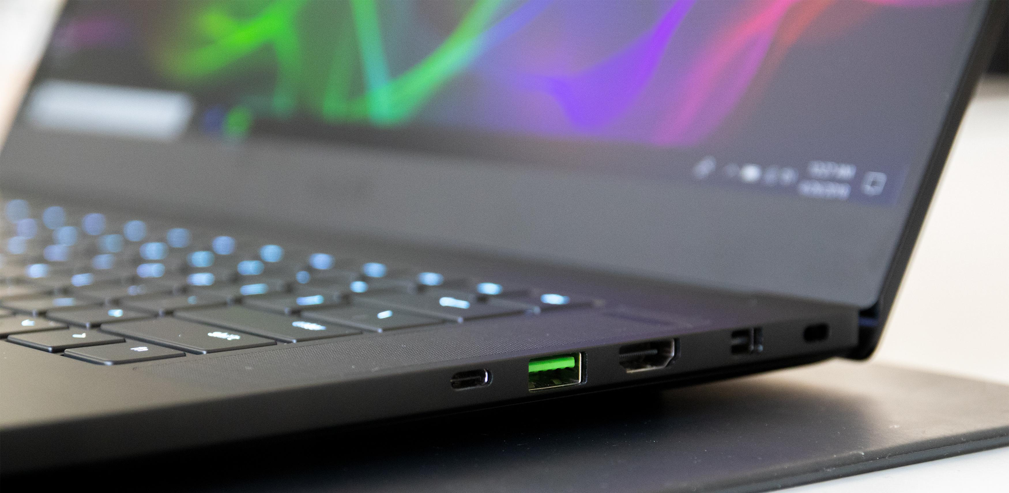 Av tilkoblingsporter skiltes det med tre USB 3.0-porter, Mini DisplayPort, HDMI 2.0, USB-C med Thunderbolt 3.