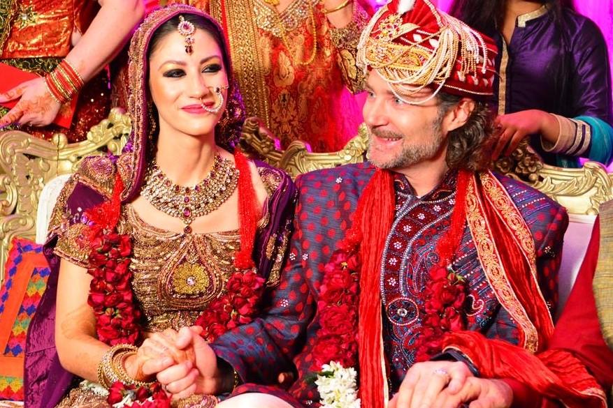 FARGERIKT BRYLLUP: – Når Mikal og jeg giftet oss, hadde vi både en norsk og en indisk bryllupsfest, forteller Amanda Sunita Bahl.
