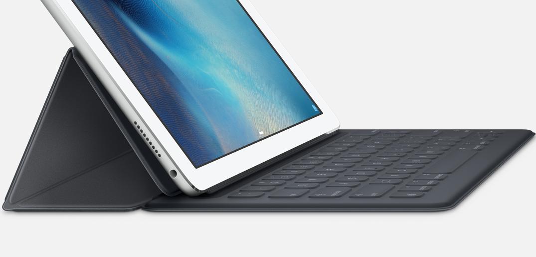 Dette er Apples eget iPad Pro-tastatur Smart Keyboard, som ser ut til å bli noe mindre «premium» enn Logitechs nye variant. Foto: Apple