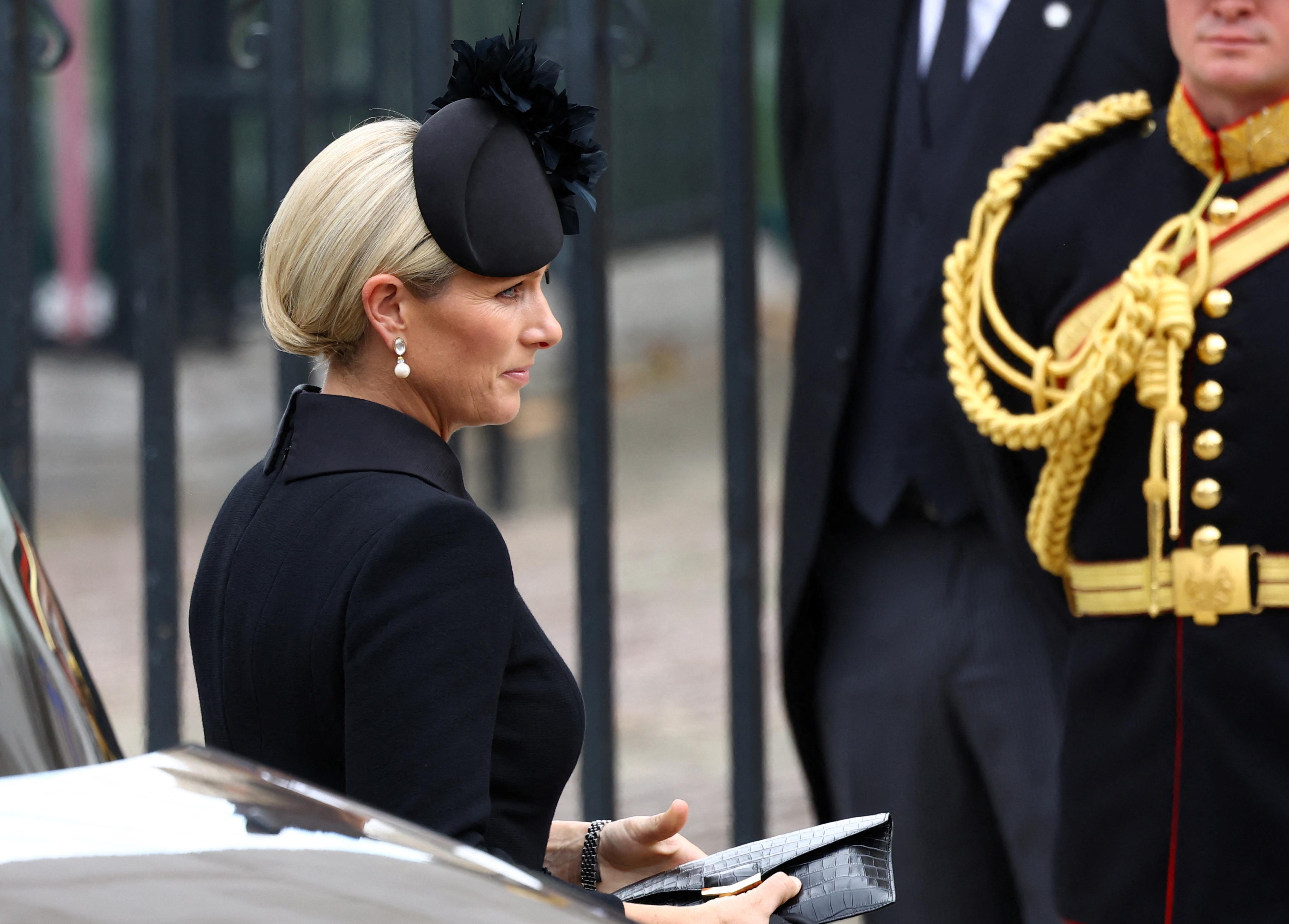 Prinsesse Annes datter Zara Tindall har også på seg perler i dronningens begravelse.
