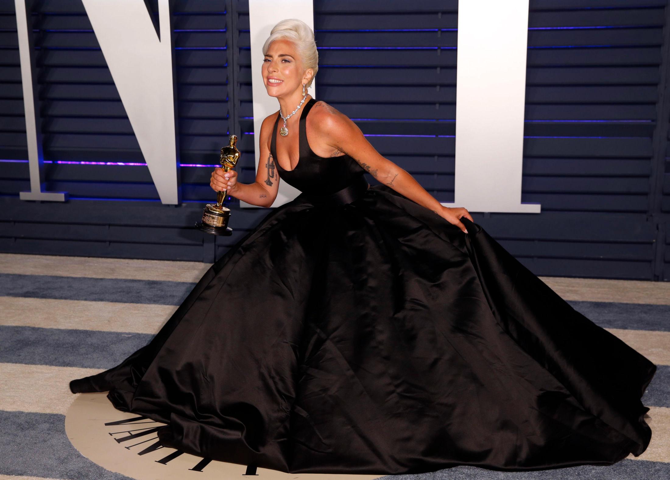 STORT VOLUM: Lady Gaga stilte i en kjole med stort skjørt til nachspielet. Foto: Reuters. \