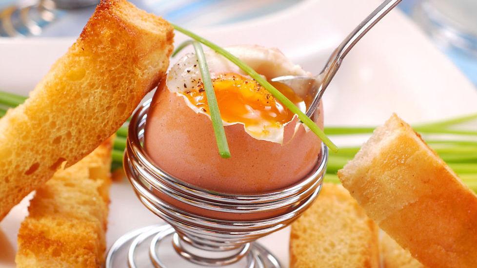 Bløtkokte egg serveres i England med toastsoldater. Foto: Teresa Kasprzycka/NTB Scanpix.