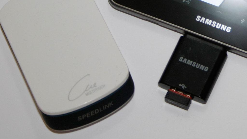 Med en liten adapter får du USB-støtte på brettet. Her tester vi det med en trådløs mus, og det fungerer utmerket.
