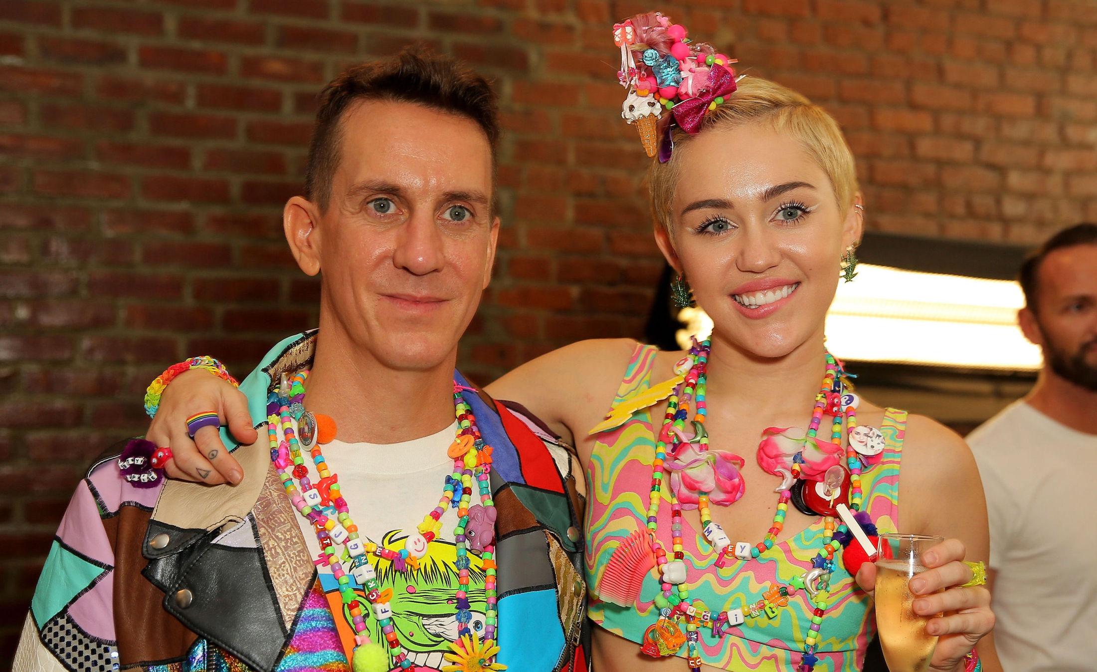 VENNER: Designer Jeremy Scott og Miley Cyrus backstage etter hans visning. Foto: Getty Images