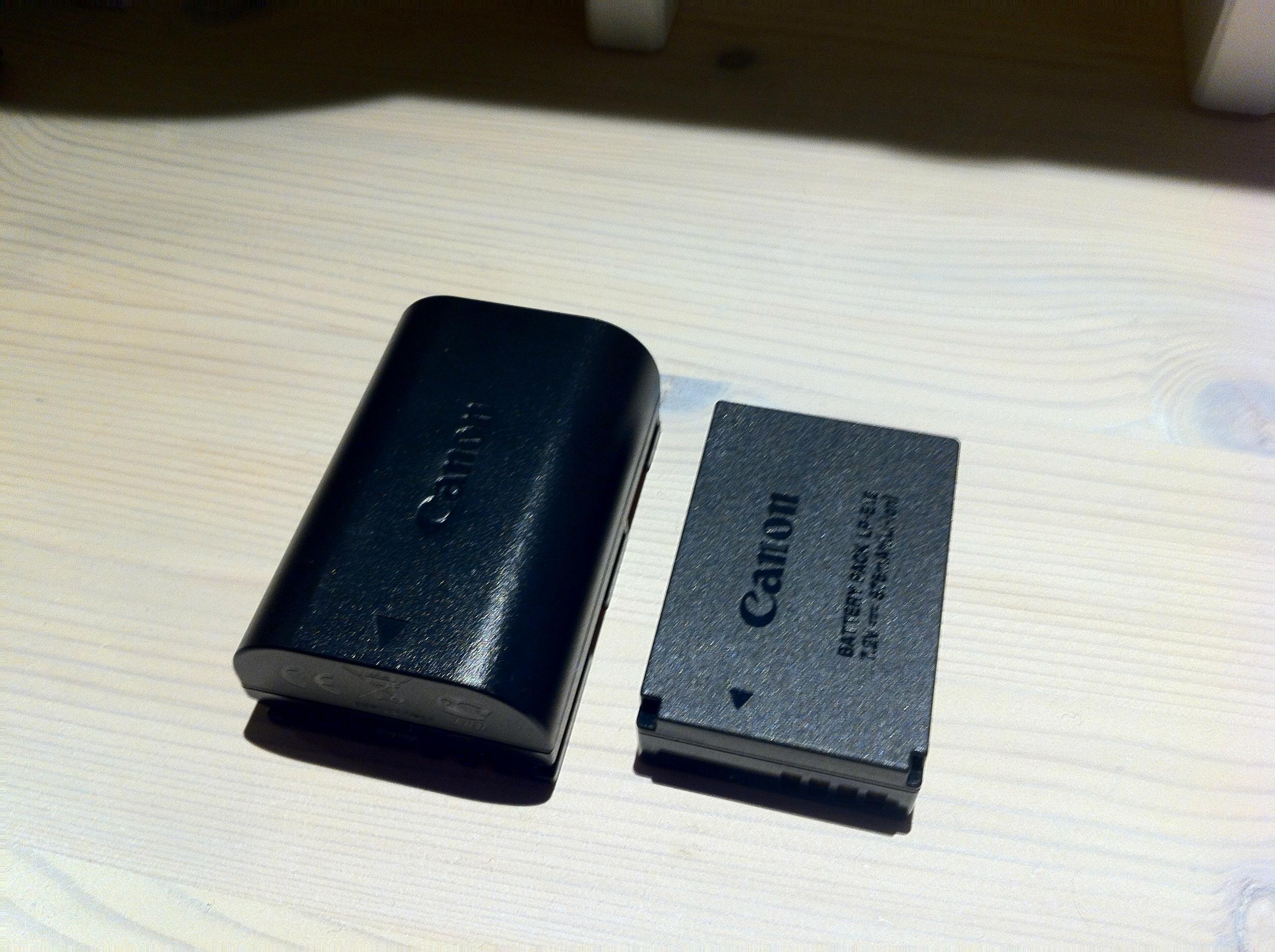 Batteriet til Canons entusiastmodeller til venstre, og batteriet til 100D til høyre. Foto: Paal Mork-Knutsen, Akam.no