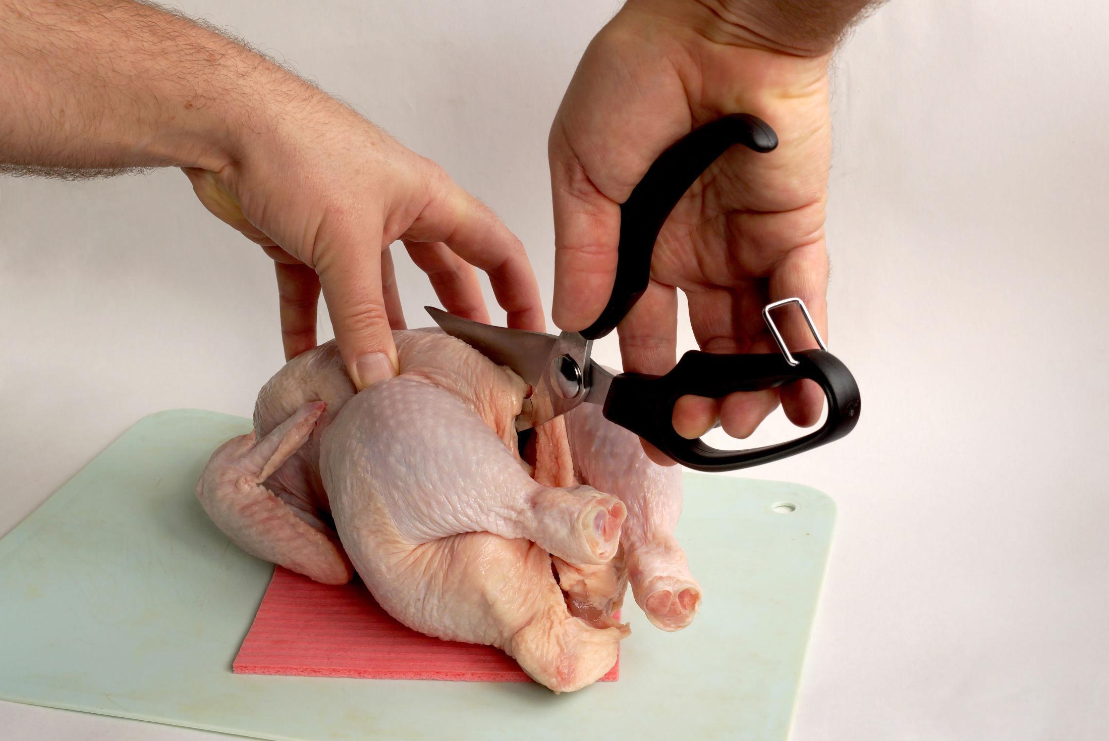 OPPDELING: En hel kylling er lettere å dele med en solid kjøkkensaks. Foto: NTB Scanpix