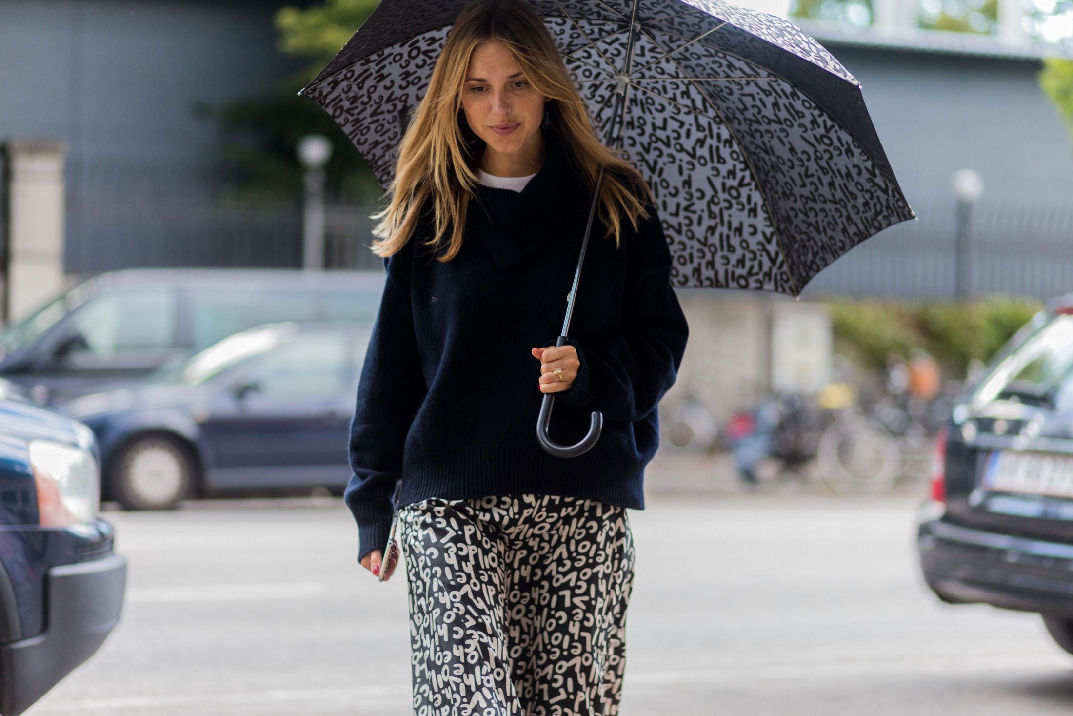 DUSKREGN: Danske Pernille Teisbæk vet hvordan man kler seg, selv i regnvær. Foto: Christian Vierig/Getty Images