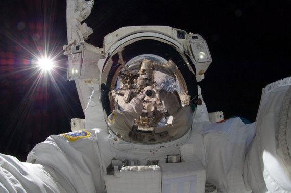FRA ROMMET: Et av de mest «eksklusive» «selfiene»som noensinne er tatt. Astronaut Aki Hoshide foreviger seg selv under en romvandring utenfor den internasjonale romstasjonen ISS. Foto: NTB Scanpix