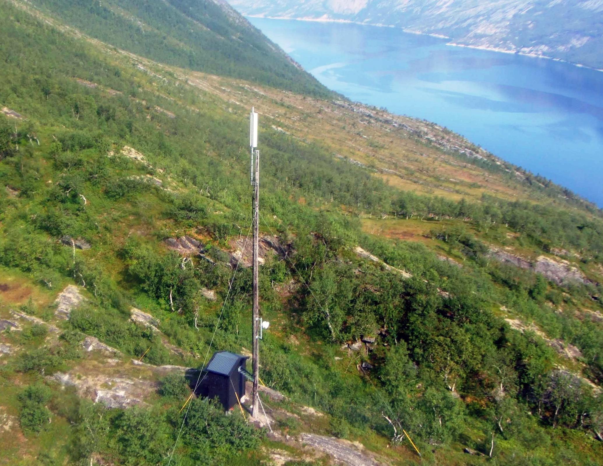 Til tross for mange basestasjoner, er det mange steder i Norge hvor mange sliter med dårlig dekning. Bildet er av en Telenor-basestasjon ved Hellemofjorden i Nordland.Foto: Telenor