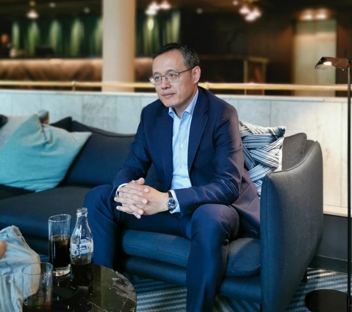 Yanmin Wang er president for mobiltelefoner i en enorm Huawei-region som også inkluderer Norge. Hva som skjer i handelskrigen fremover kunne han ikke svare på, men han mente like fullt at mobilkjøpere ikke skal bekymre seg for om Huawei-produktene vil fortsette å få oppdateringer.