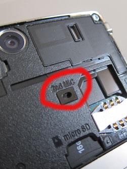 Den markerte komponenten er en mikrofon bak på Sony Ericsson Xperia Arc.