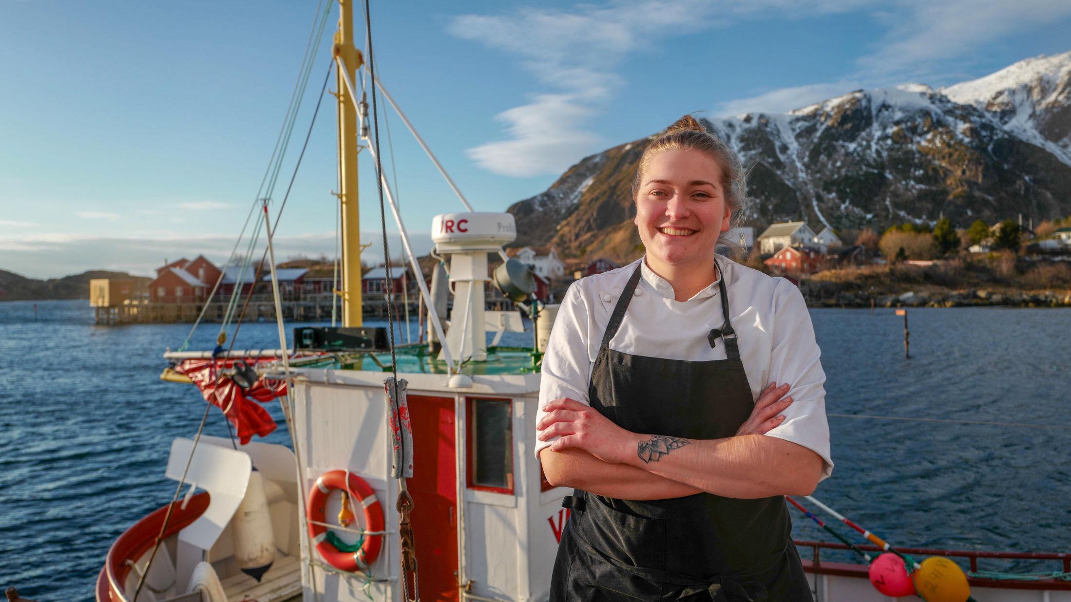 KJØKKENSJEF: Frida Haugen har frie tøyler på Himmel og Havn i Ballstad på sydspissen av Vestvågøya. Foto: Helle Øder Valebrokk