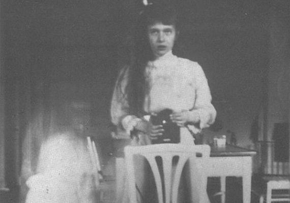 GAMMEL MORO: Den russiske hertuginnen Anastasia Nikolaevna tar i 1914 et av historiens første tenårings-selvportretter for å sende bildet til en venninne. Foto: Wikipedia