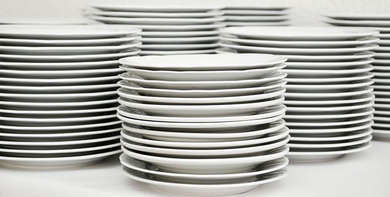 BLANKE FAT: Med tiden blir de fleste hvite tallerkener slitt, men med litt skrubbing kan de bli nesten helt fine igjen. Foto: Pixabay